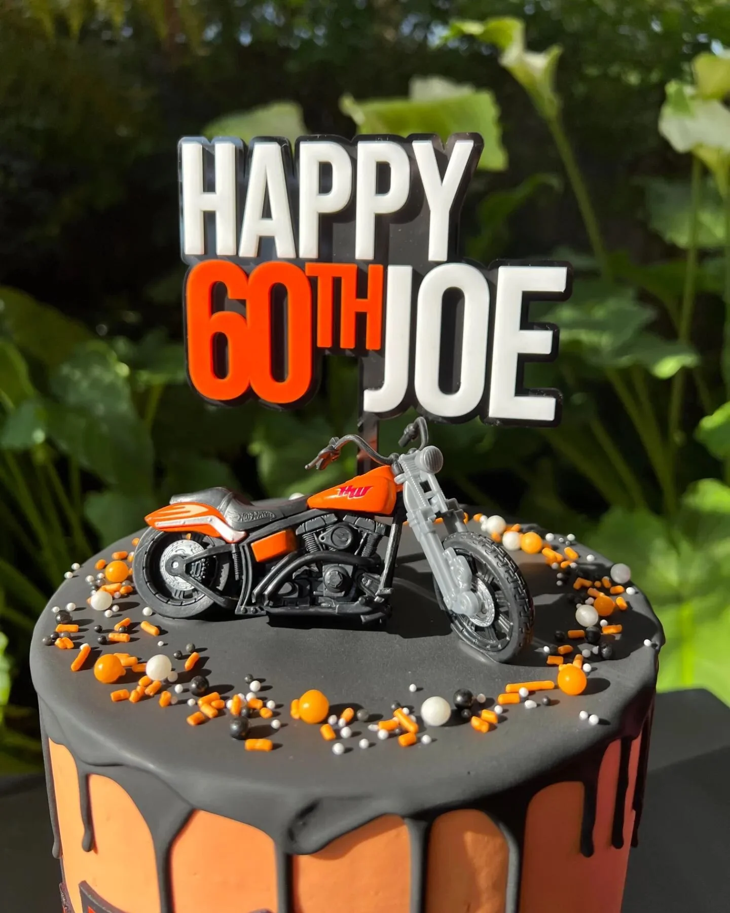 Harley Davidson 60th Birthday cake.
Happy Birthday Joe.

Topper: @cas_collections_
Motorbike toy supplied by customer

#cake #birthday #birthdaycake #buttercream #buttercreamcake #drip #dripcake #harley #harleydavidson #motorbike #melbourne #melbourn