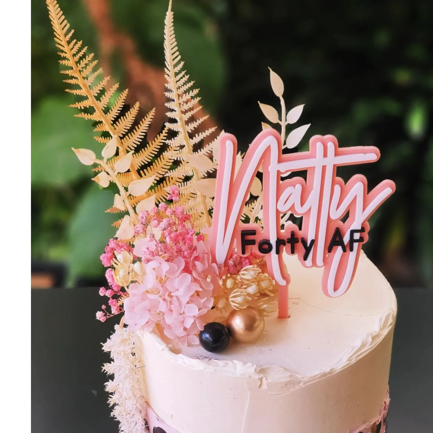Natty 40 AF in leopard print 🐆 

Topper by the wonderful @cas_collections_ 

#cake #birthday #birthdaycake  #buttercream #leopardprint #florals #40 #party #customcake #breadandbutterfly #breadandbutterflybakes #melbournecake #melbourne #darley