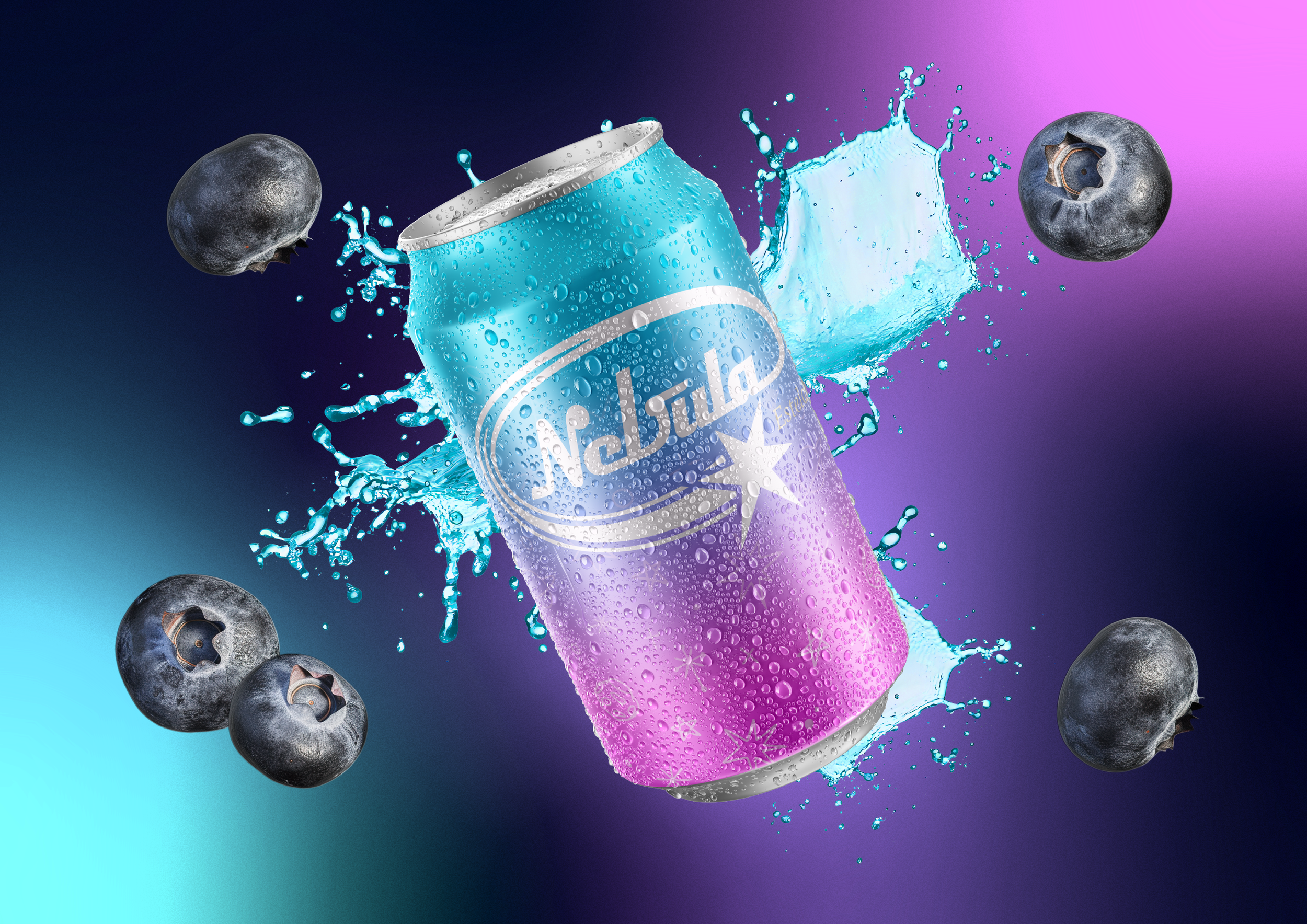 Lata de soda azul y rosa con gotas de agua y hielo, rodeada de moras sobre un fondo degradado azul y morado.