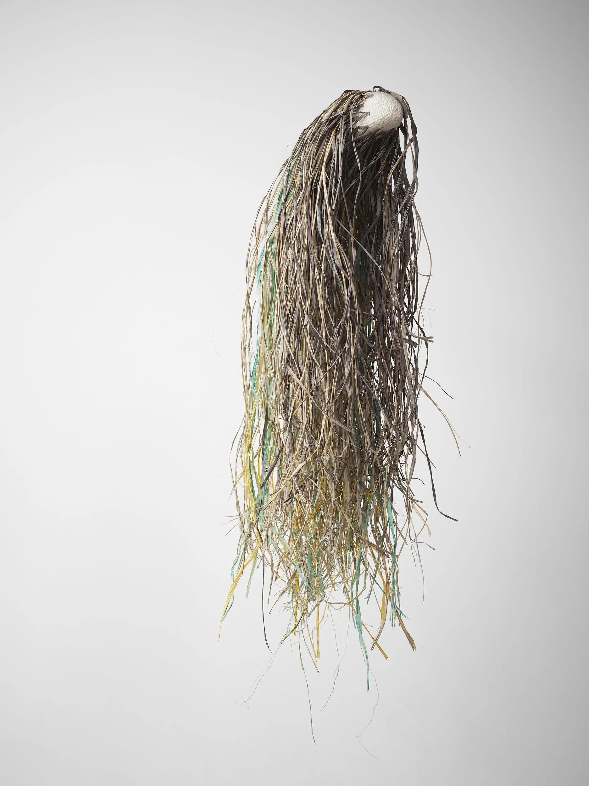 Between I. Raffia, cotton thread, pallet wrap, phosphorescent paint. 80 x 20 x 20cm