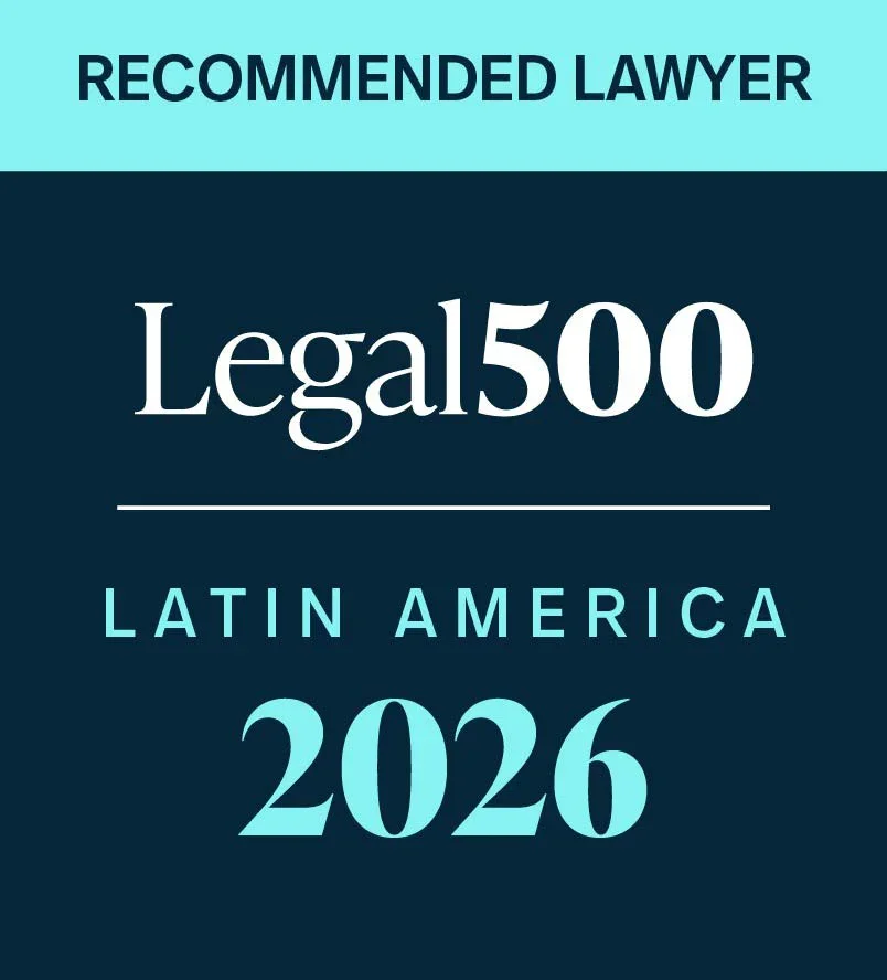 Portada de una publicación que recomienda un abogado, con el texto 'Legal 500 Latin America 2026' y detalles en tonos azules y blancos.