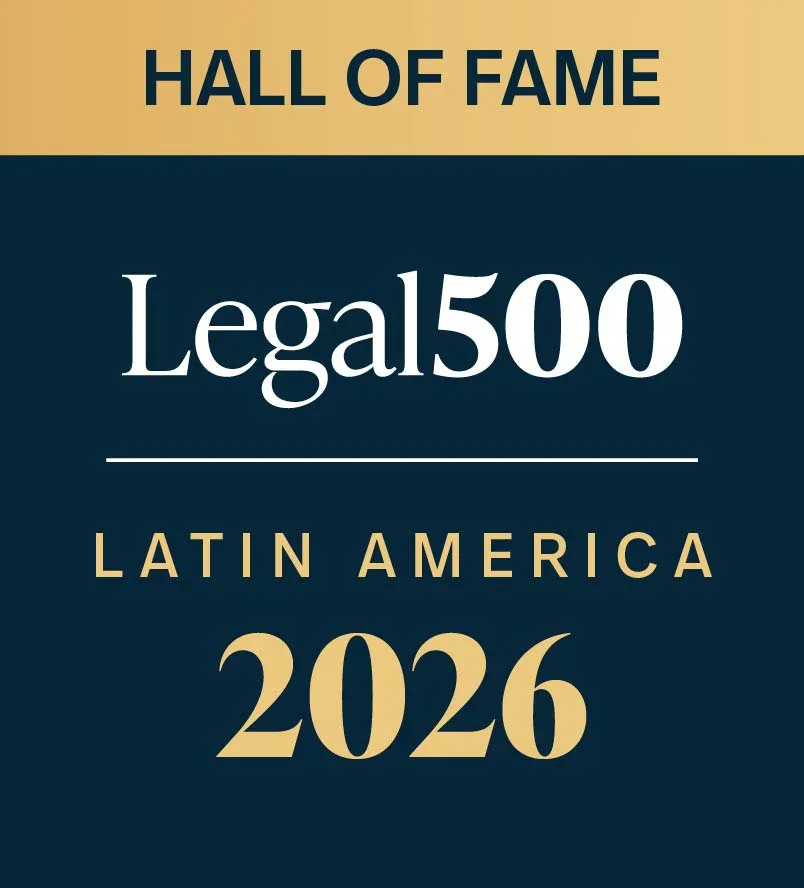 Cartel del Salón de la Fama Legal 500 para América Latina en 2026 con fondo dorado y azul oscuro, con texto en blanco y dorado.