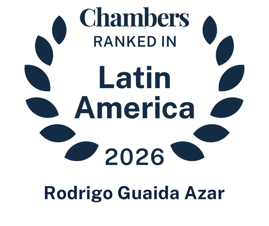 Reconocimiento en Latin América en 2026 por Rodrigo Guaida Azar, en un diseño con una corona de hojas y texto en azul oscuro.