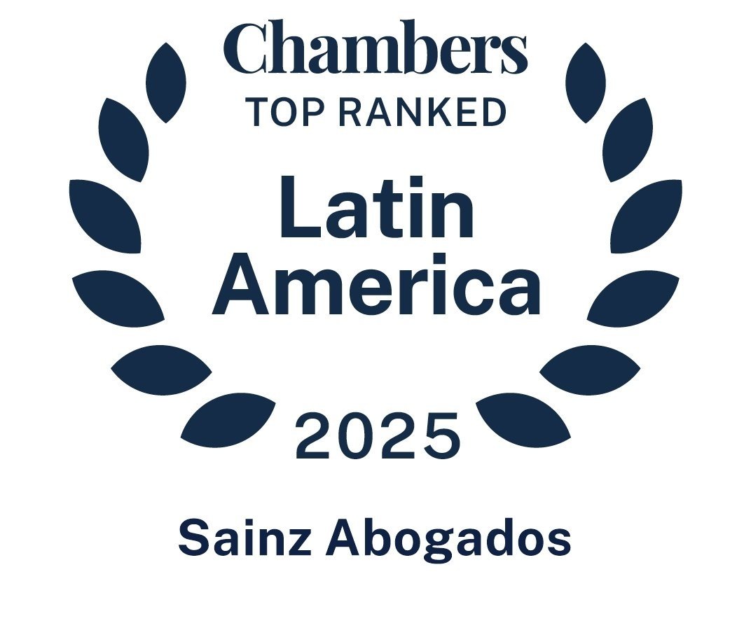 Insignia que indica que Sainz Abogados fue clasificado como uno de los mejores en América Latina en 2025 por Chambers.
