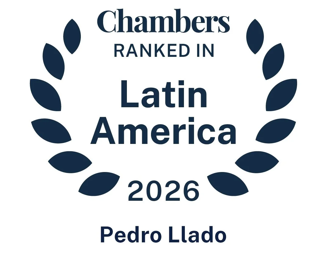 Un logo con texto que dice 'Chambers ranked in Latin America 2026 Pedro Llado' rodeado de una corona de laurel en color azul oscuro.