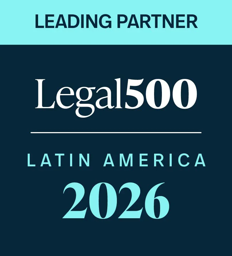 Logotipo y texto que indica 'Socio principal Legal500 América Latina 2026' en un fondo azul y oscuro.
