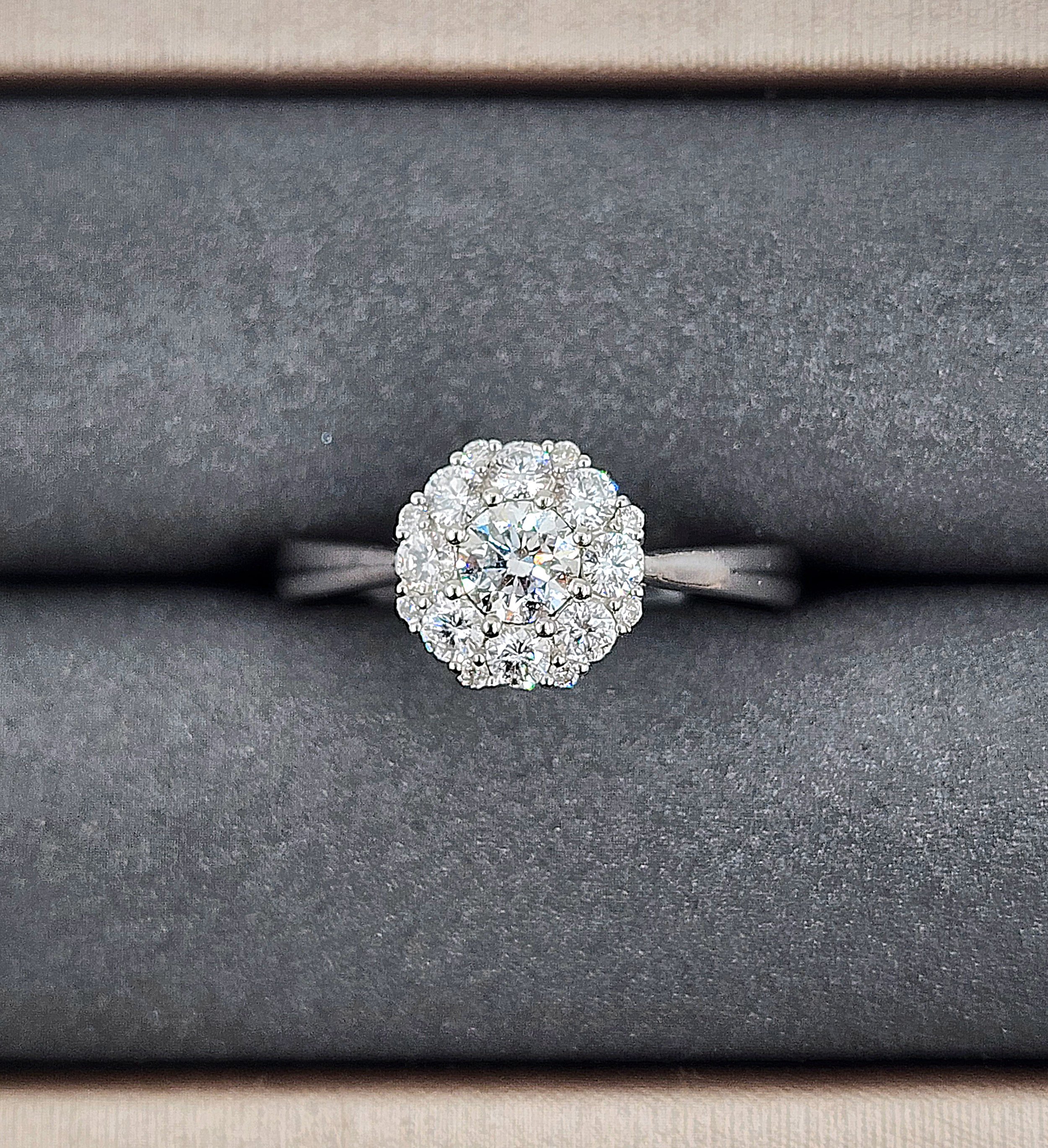 Elegant 0.72 ct 18k White Gold Diamond Ring