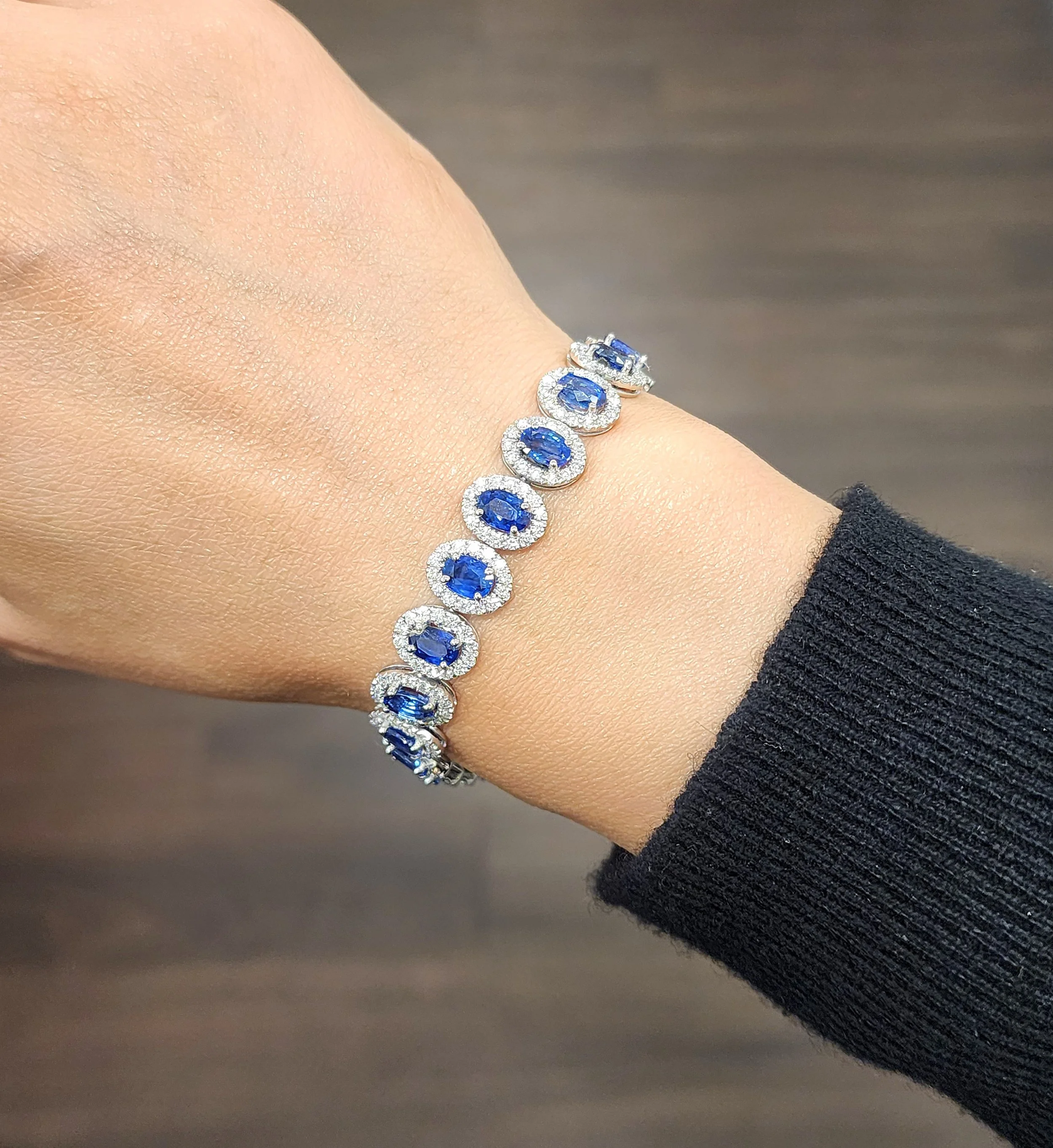 16.29 ct Natural Ceylon Sapphire and Diamond Bracelet in Platinum