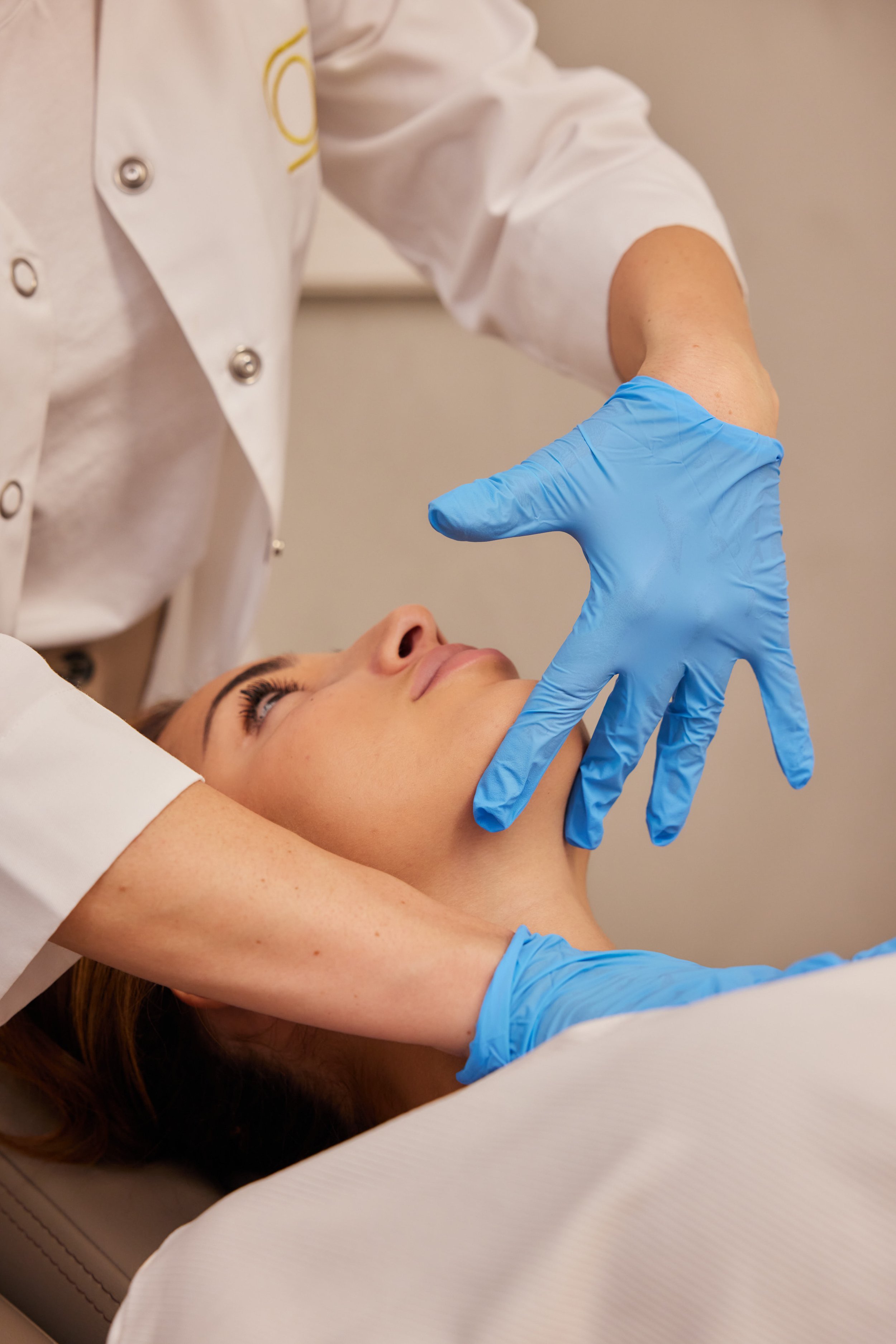 Double Chin Treatment with Radiofrequency and Myofascial Techniques