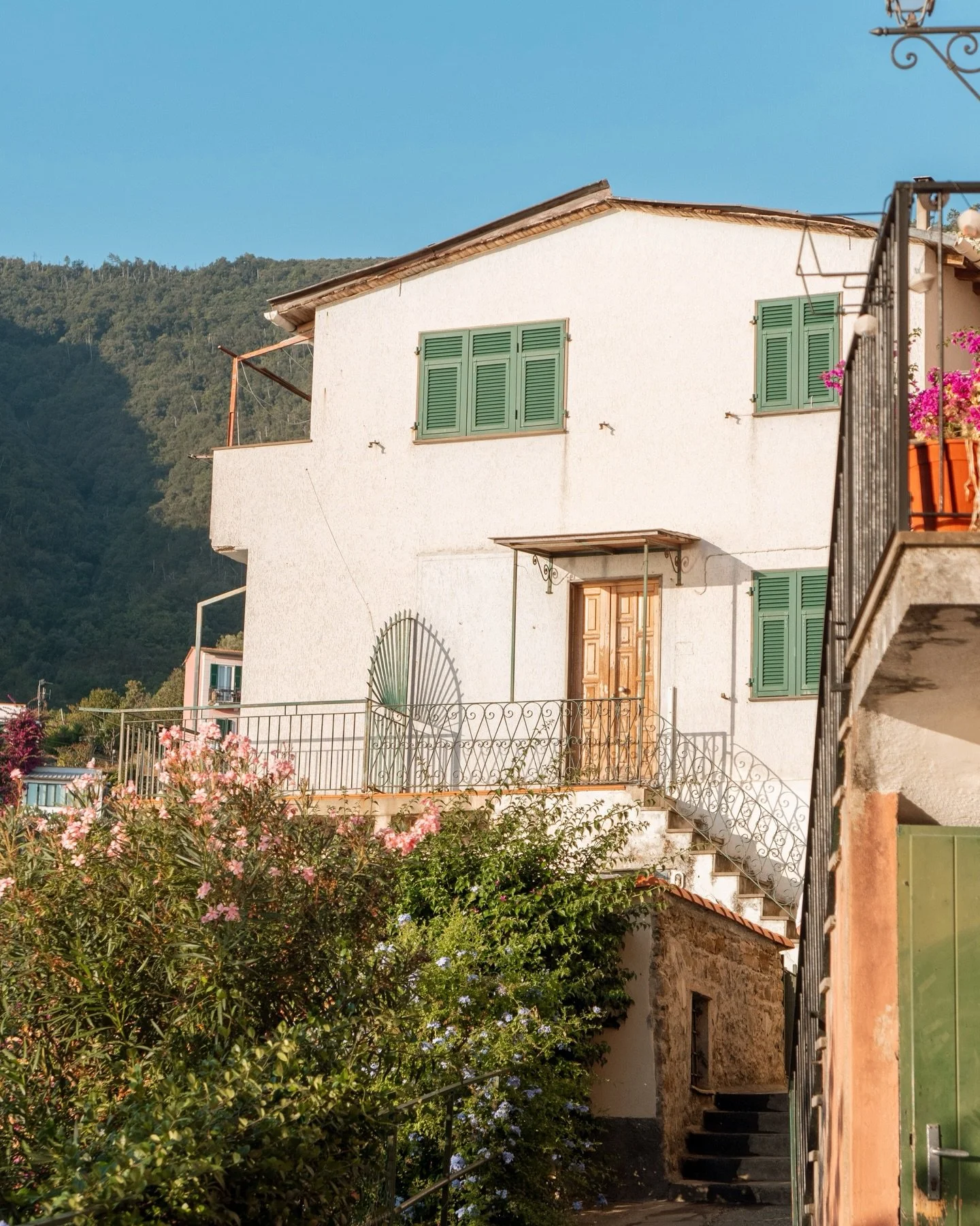 Frames from a summer we spent in Italy in 2023. Can&rsquo;t wait to be back here 💛 #pleinairstudyo #leicaphoto