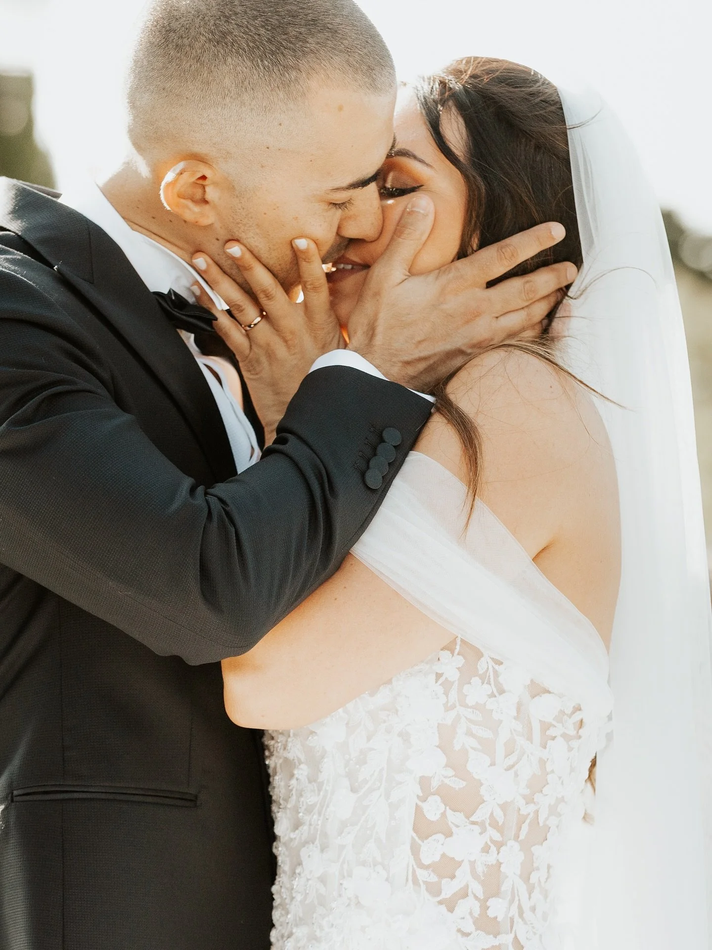 É passato più di un anno da quel giorno, spero di strapparvi un sorriso. Auguri a Irene e Fabrizio ❤️ 06/07/24
Location @agriturismocalospelli
Secondo @guidiphotography
Make-up @bianca.alinghieri.mua
Catering @del_carlo_catering
Fi