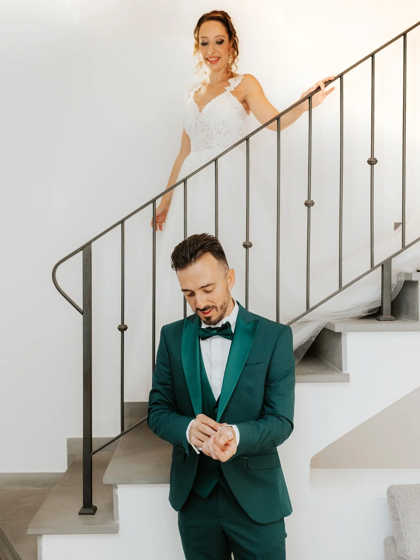 Lontani dai soliti cliché del matrimonio, Odra e Jacopo hanno scelto di prepararsi insieme, nella stessa casa, senza distanze forzate né rituali imposti. Uniti, eppure come sospesi in due mondi separati. Un silenzio leggero li avvolge: