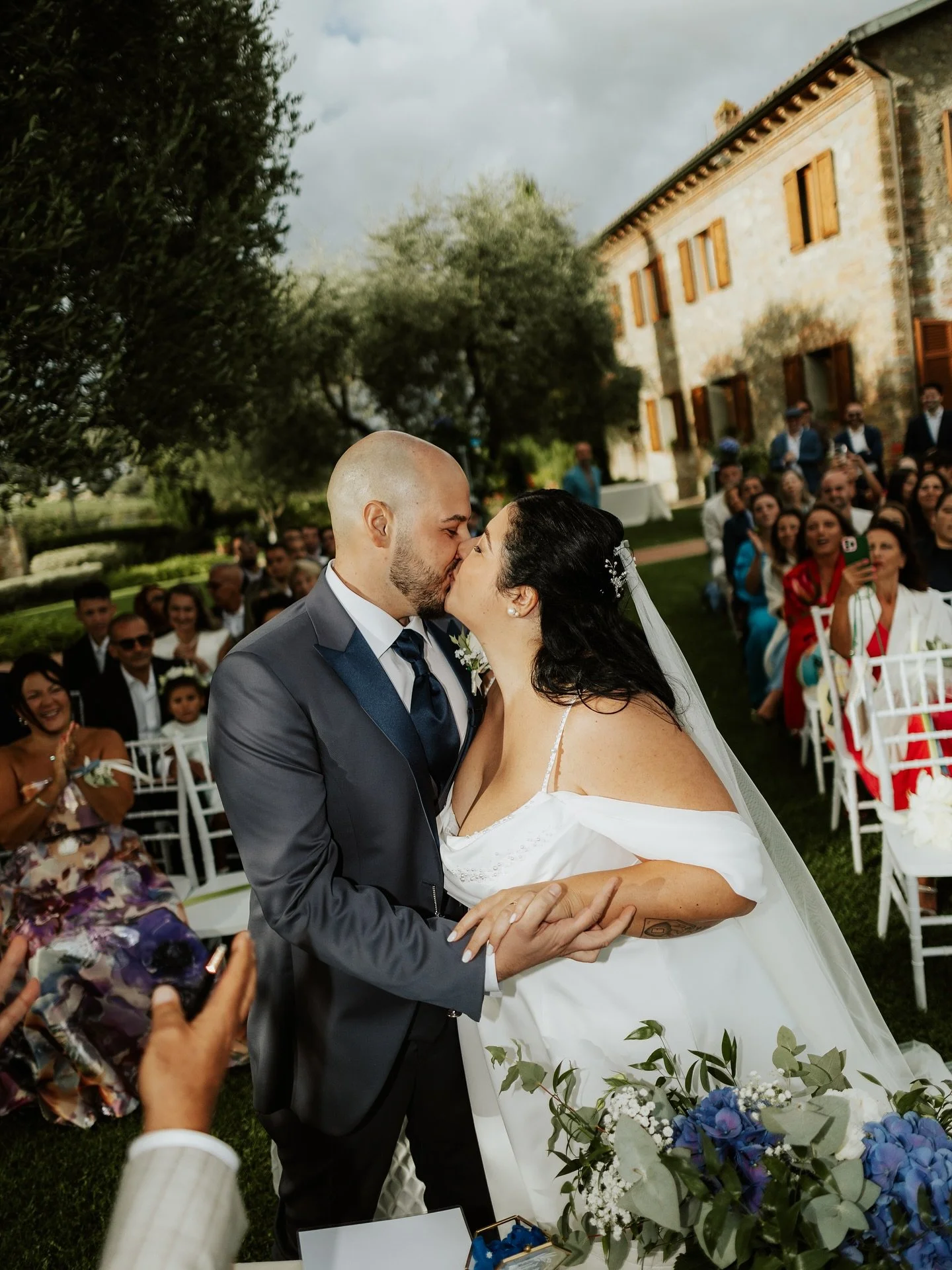 1 Mese di Benny &amp; Fede 🫶
.
.
.
Catering @rm_glamour_ricevimenti
Location @tenutaquadrifoglio
Secondo @davidesqueri 
Fiori e allestimento @ilconfetto_bomboniere
Abito sposo @mori_sposo
Abito Sposa @lesposedimori
Musica live @pb_wedding_music_in_t