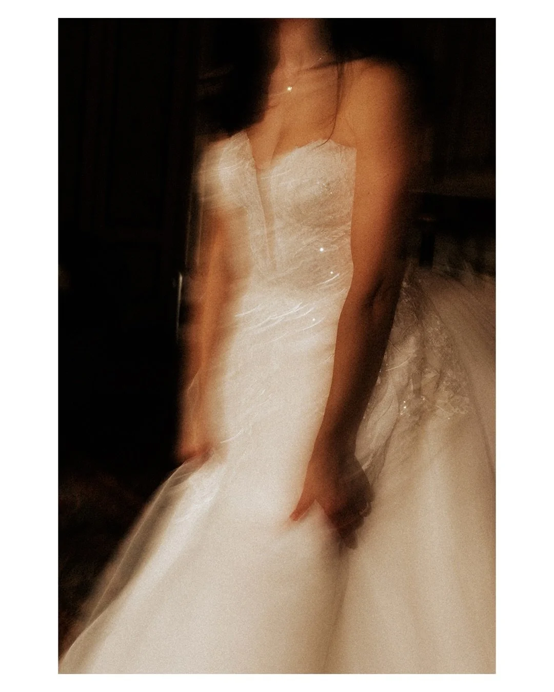A few more frames from Linda and Andrea&rsquo;s wedding at Villa Rossi ✨
One of the things I love the most is photographing guests in those natural, unposed moments, the kind of memories that bring back the real atmosphere of the day, exactly as it f