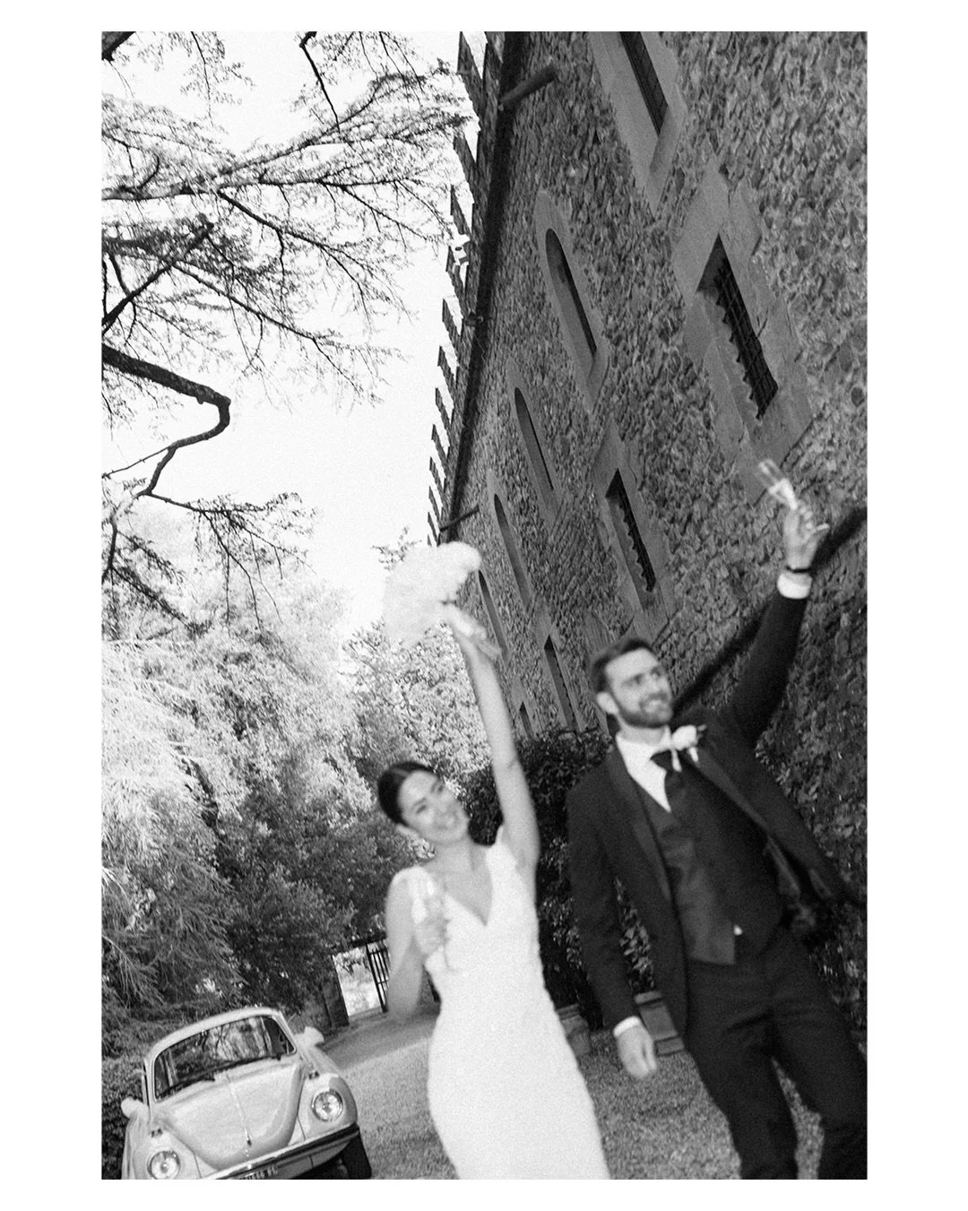 A journey through the Tuscan hills, all the way to the Pieve di Sant&rsquo;Appiano, where Rebecca and Lorenzo said yes.
Then Castello Lapi Goretti Miniati, the hugs, the celebration, and that beautiful light only Tuscany can give.
.
.
.

Venue: @cast