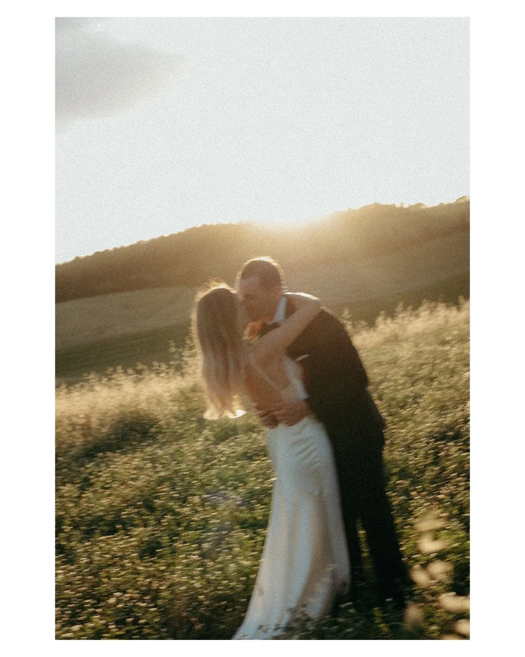 From New Zealand to Tuscany 03/06/26
Xanthe &amp; Gregor&rsquo;s magical intimate wedding at C&agrave; Lo Spelli ✨
.
.
venue @agriturismocalospelli 
assistant @davidesqueri 

#weddingday #weddingintuscany #tuscanyweddingphotographer