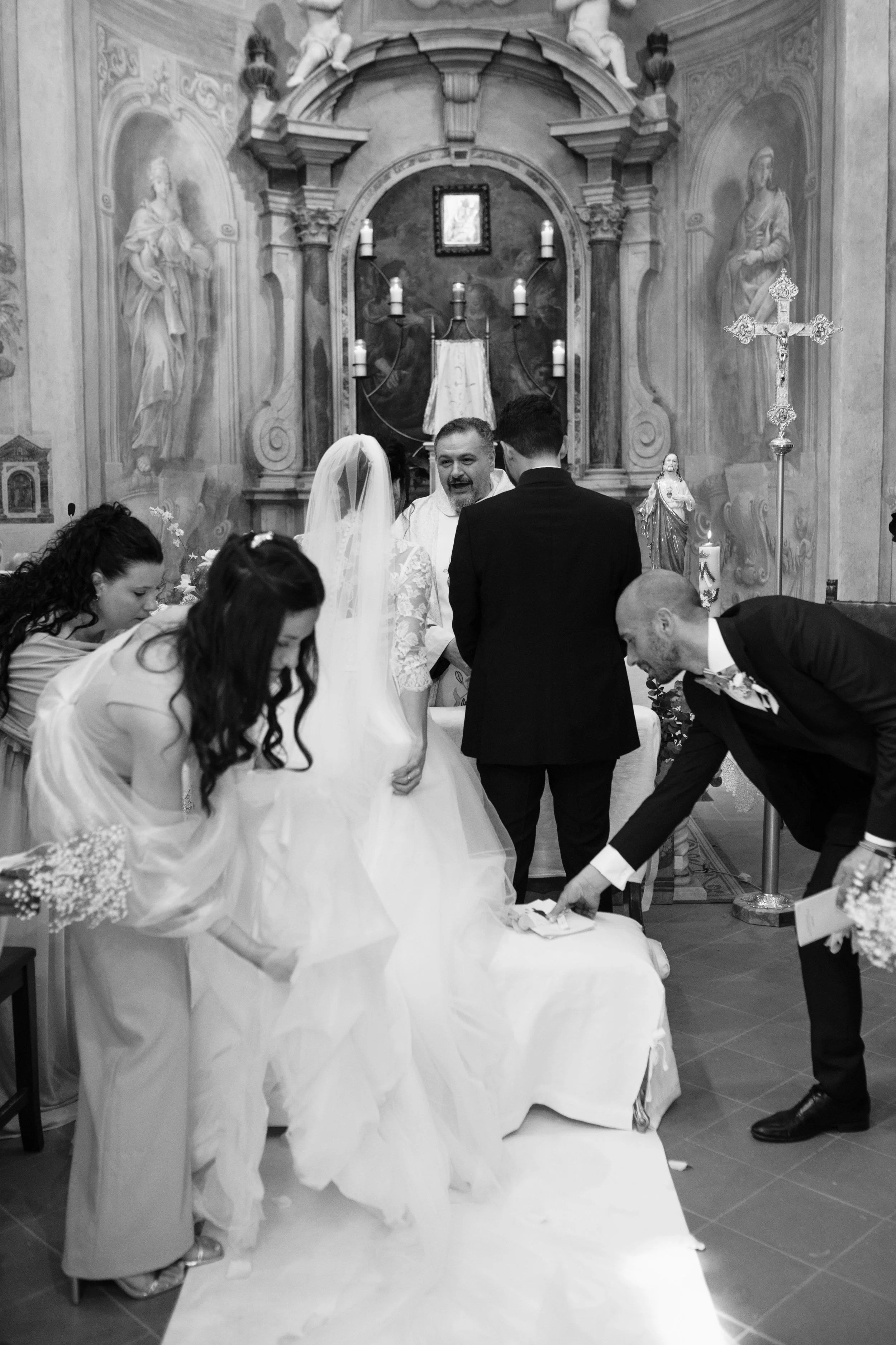 Un matrimonio in chiesa, con sposi e testimoni, si preparano per la cerimonia nuziale.