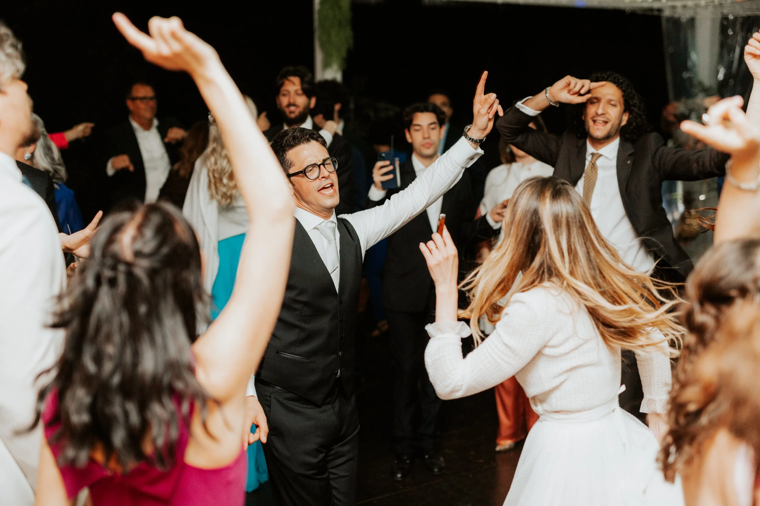 Persone che ballano e si divertono durante una festa elegante