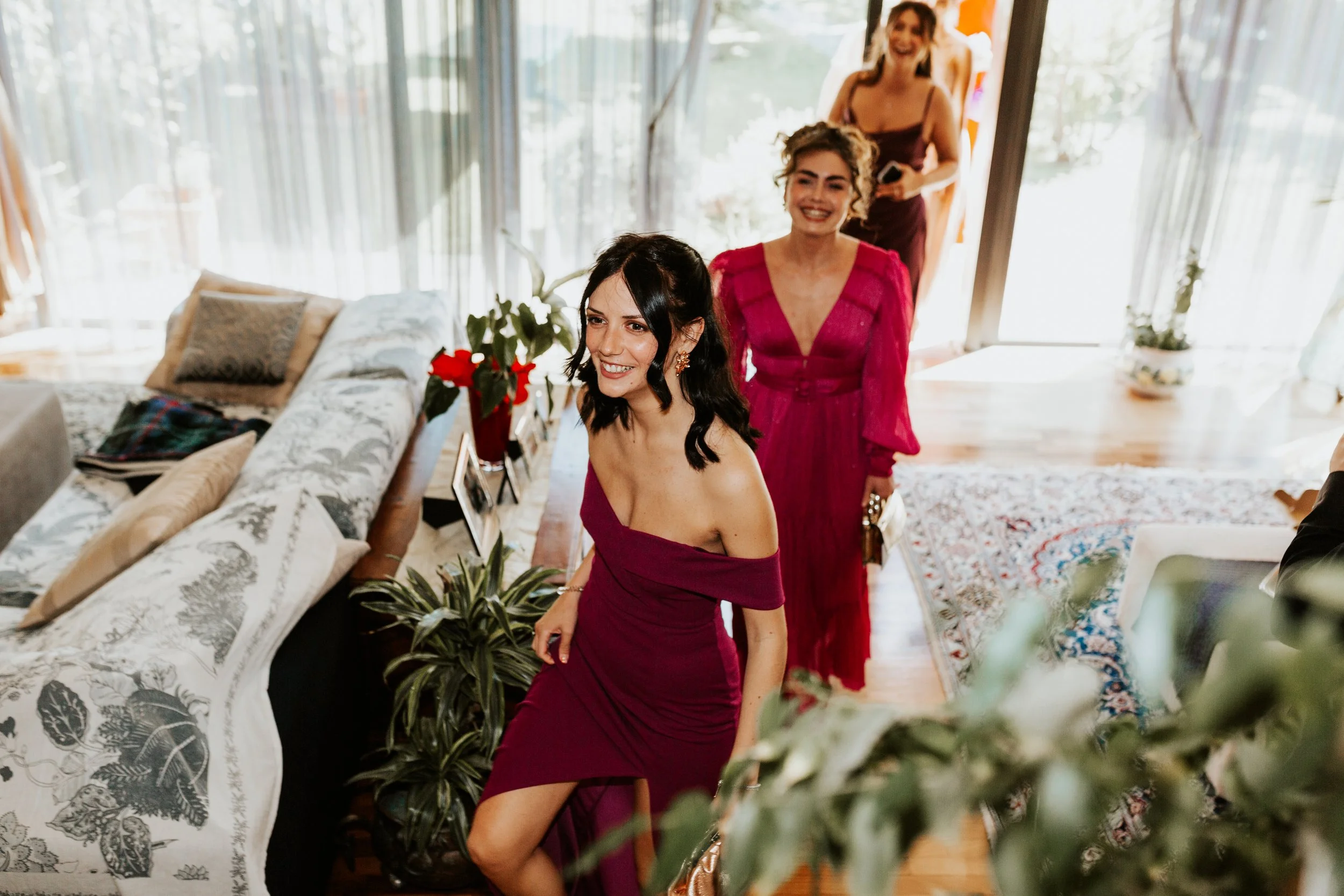 Gruppo di donne sorridenti in un ambiente domestico elegante, mostrando un'atmosfera di gioia e celebrazione.