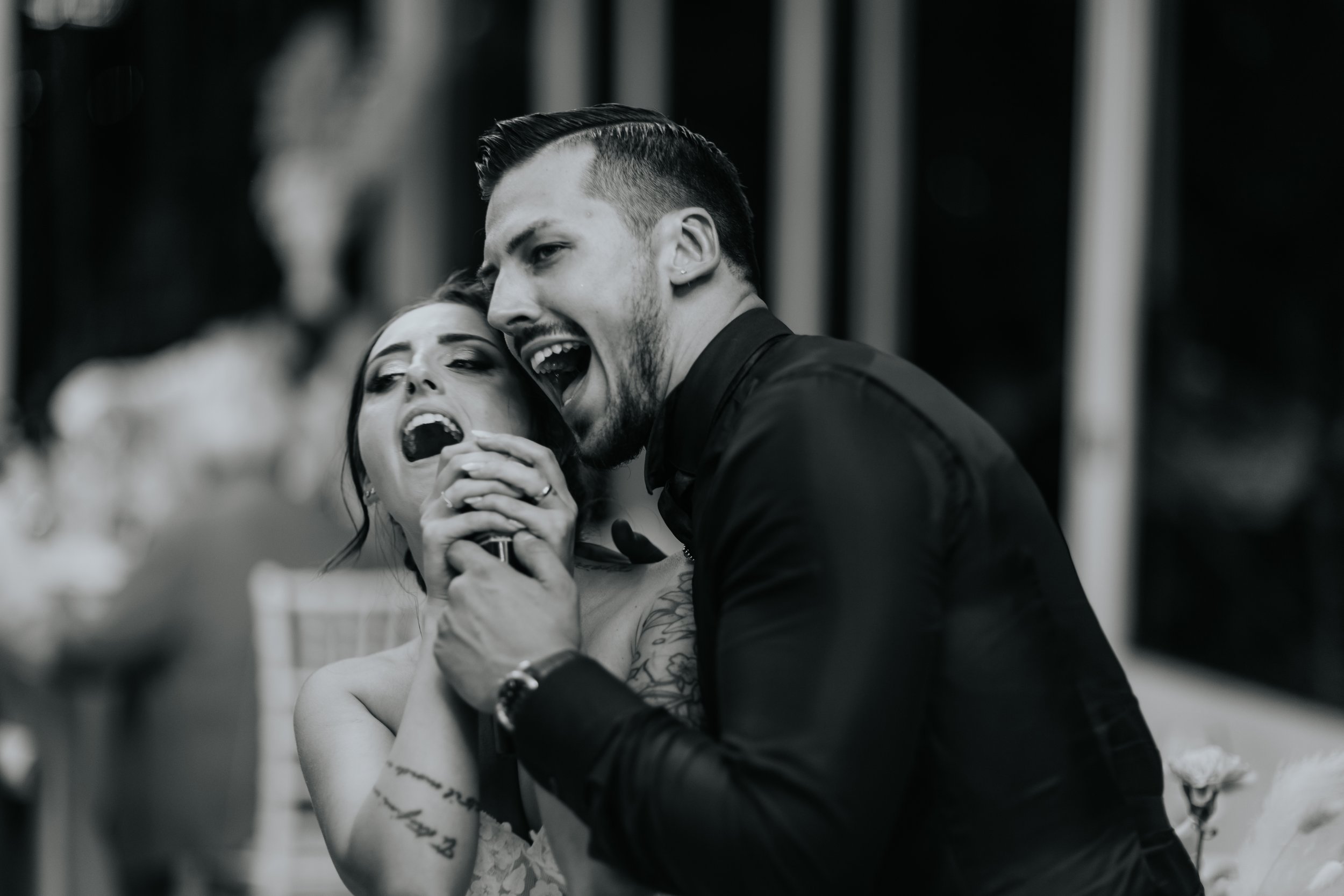 Una coppia in un momento emotivo e passionale, con i volti vicini, durante un'occasione speciale, in bianco e nero.