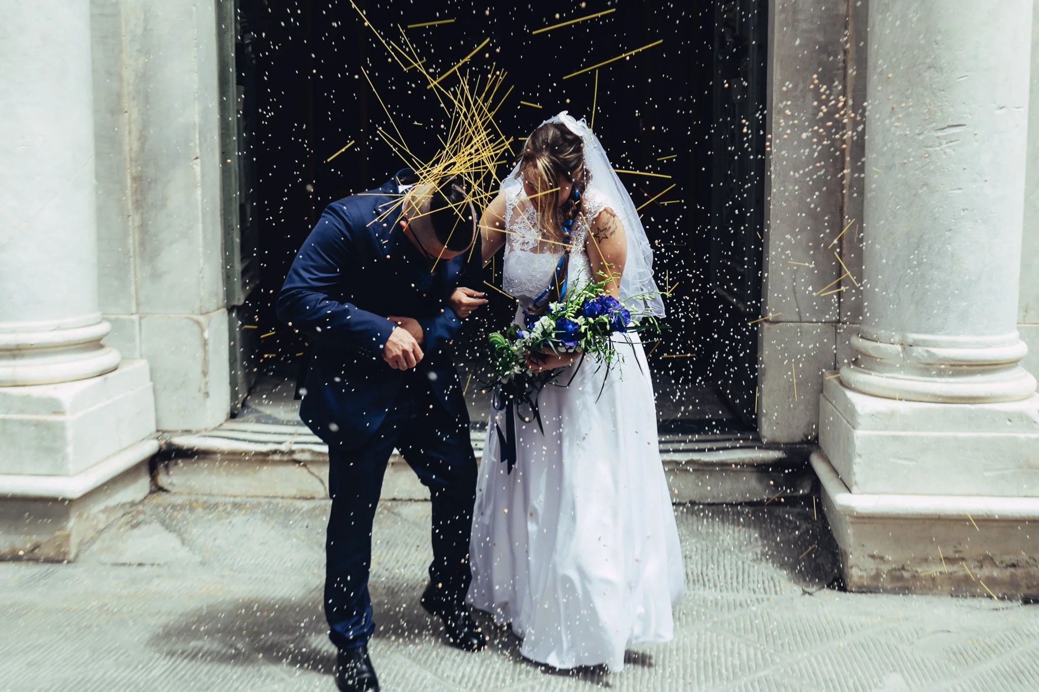 Azzura ed Emmanuel fuori dal Comune di Pisa durante il lancio del riso