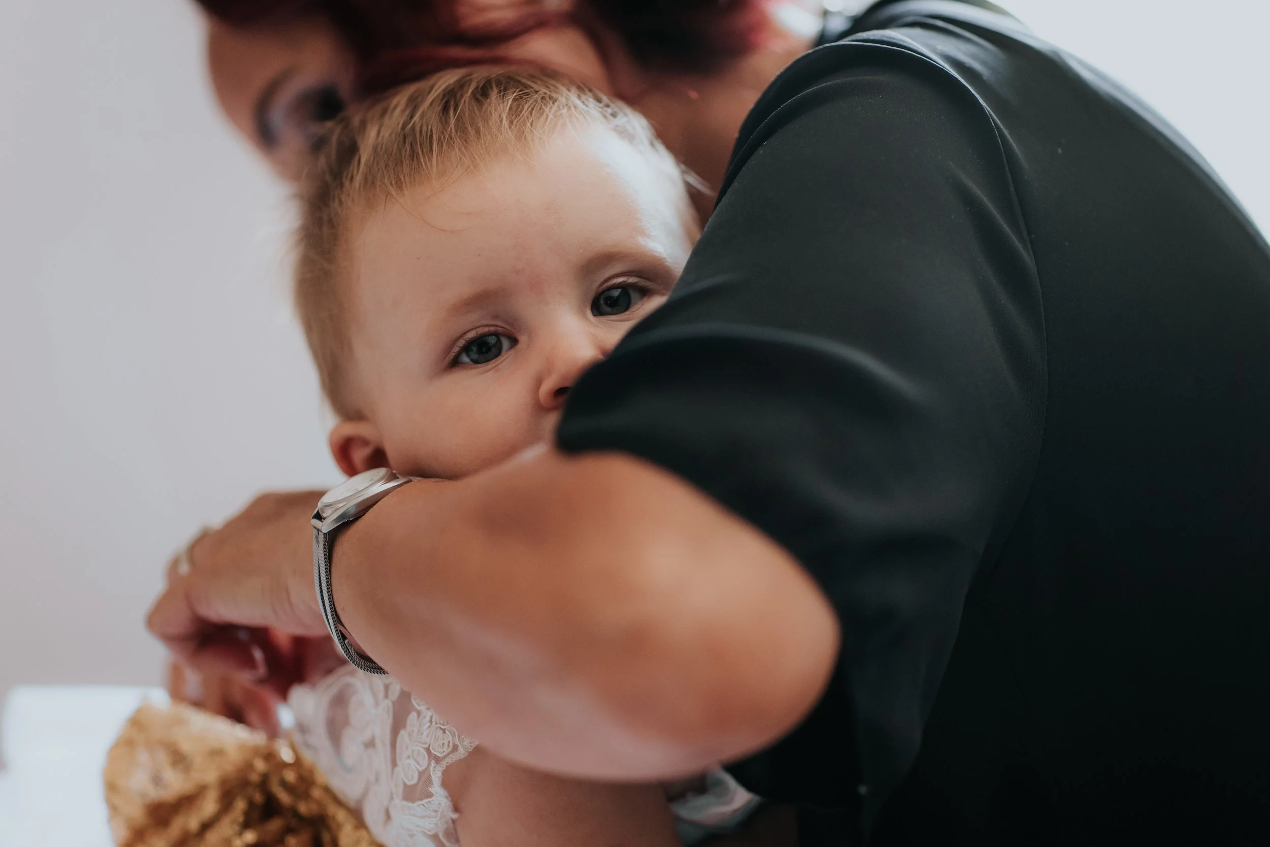 Un bambino con i capelli rossi che si comunica con una donna, abbracciandola, in un momento di intimità e affetto.