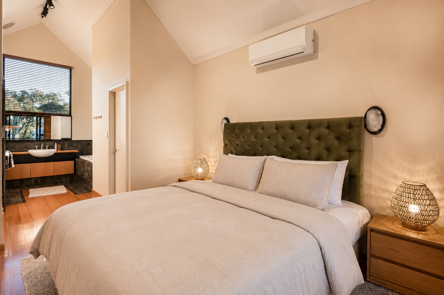 Master bedroom: King bed with ensuite 