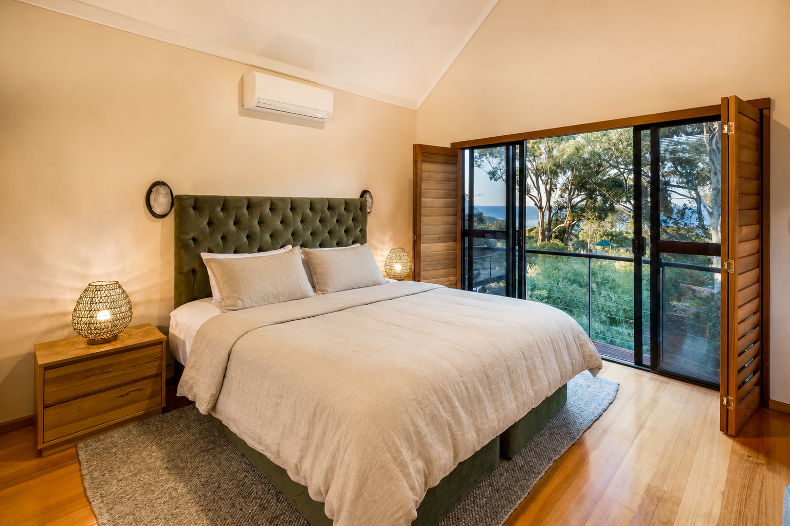 Master bedroom: King bed with ensuite 