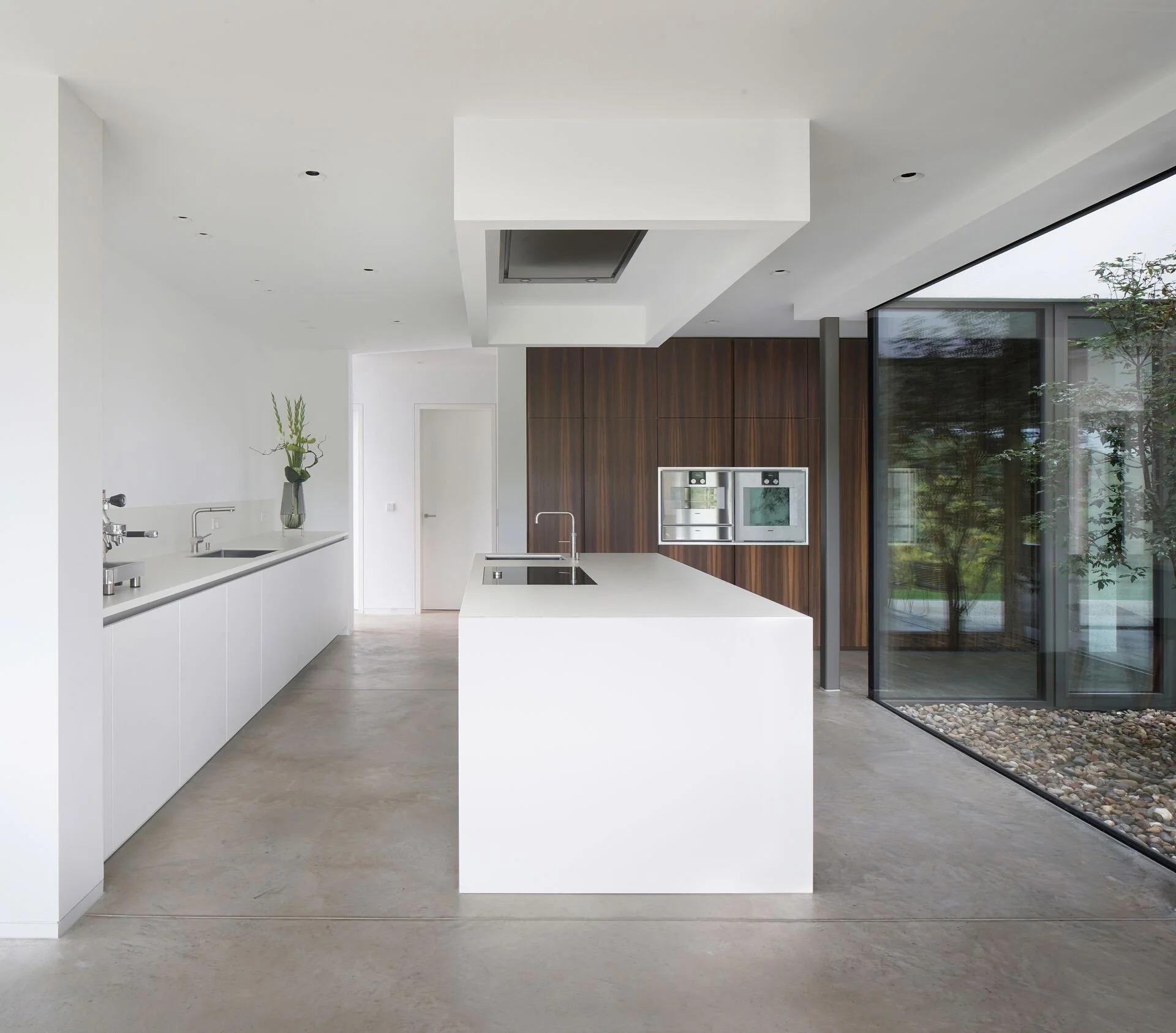 Cuisine Poggenpohl minimaliste et lumineuse, conçue avec un souci d'ergonomie et de raffinement. Mobilier intégré haut de gamme et design épuré, parfait pour les espaces modernes.