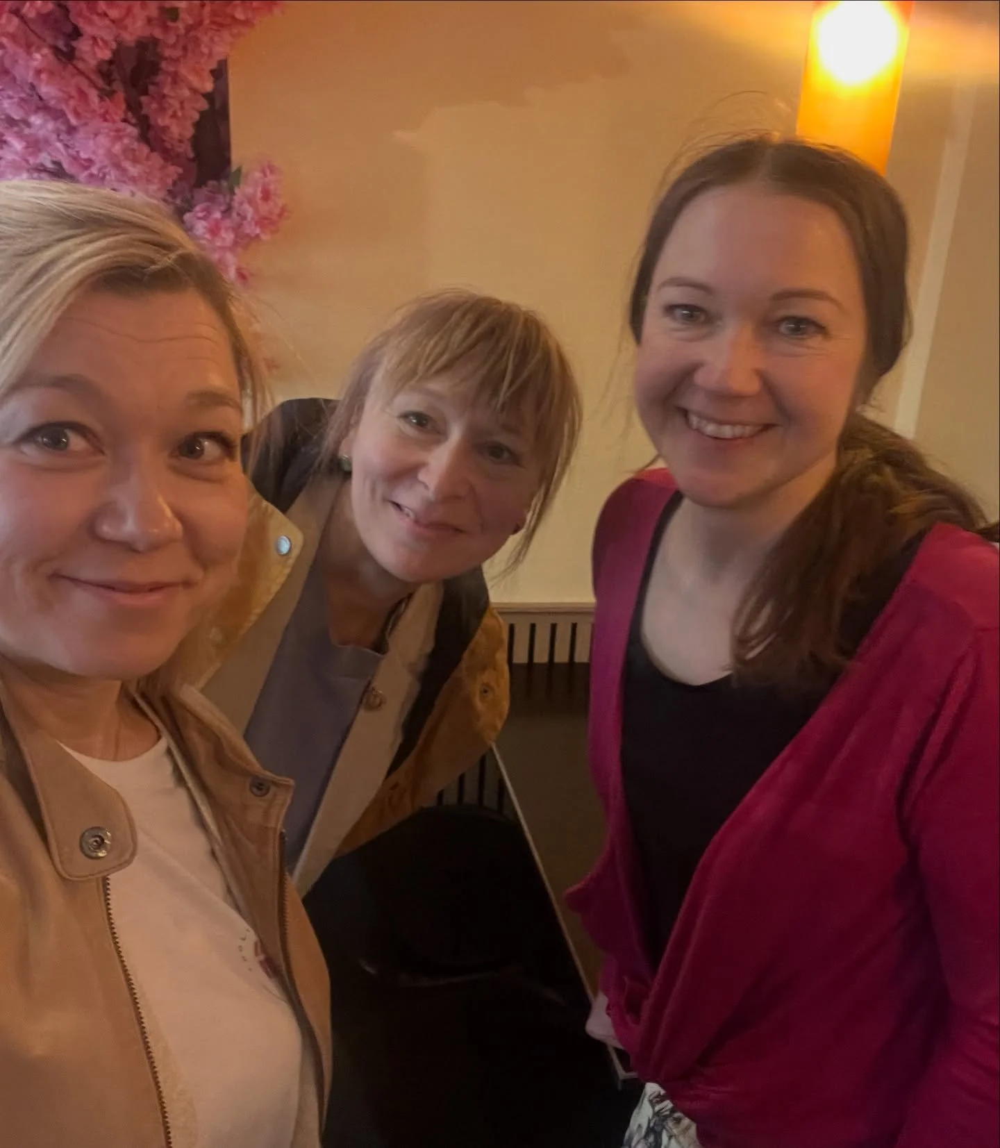 K&auml;ytiin Niinan  @hormonia.fi￼ kanssa lounaalla 🥰 Ollaan saatu 3 vuotta tehd&auml; yhteisty&ouml;t&auml; ja opittu todella paljon naisten hormonitoiminnasta siin&auml; samalla.

Niina on ihan mielet&ouml;n ammattilainen ja sellainen tietopankki,