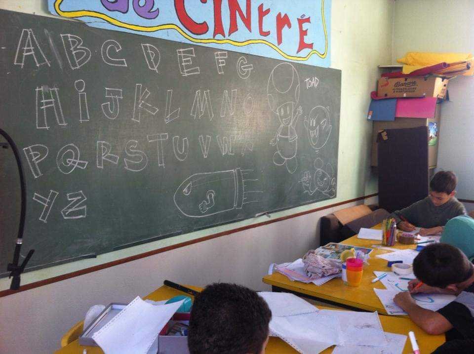 Atelier initiation graffiti au sein d'une école.