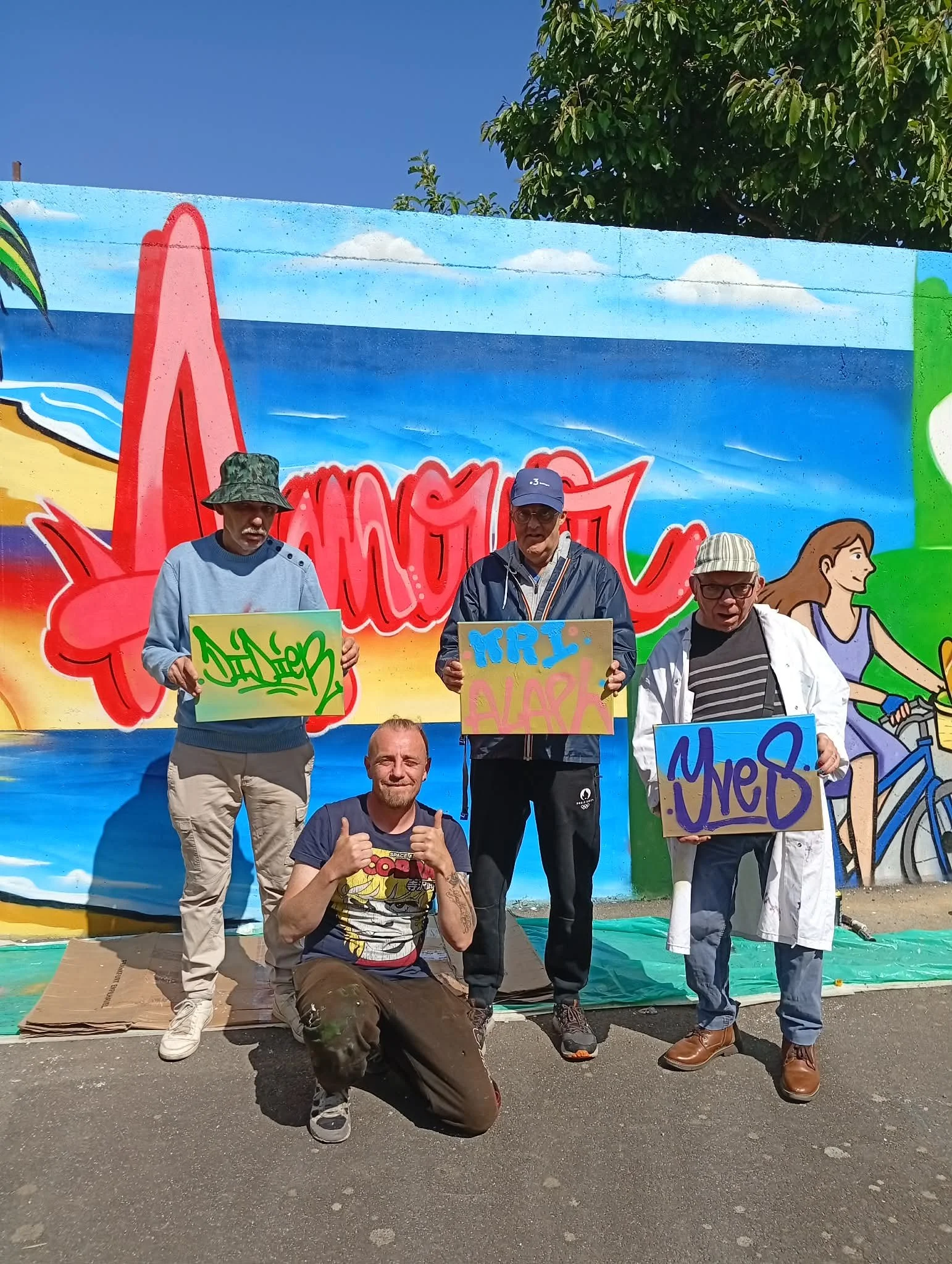 Réalisation d'une fresque collective avec les résidents d'un foyer de vie, et les jeunes de l'école publique de la commune.