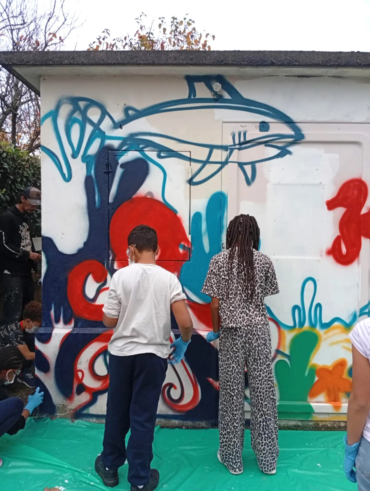 Décoration graffiti d'un transformateur électrique avec les jeunes de la commune.