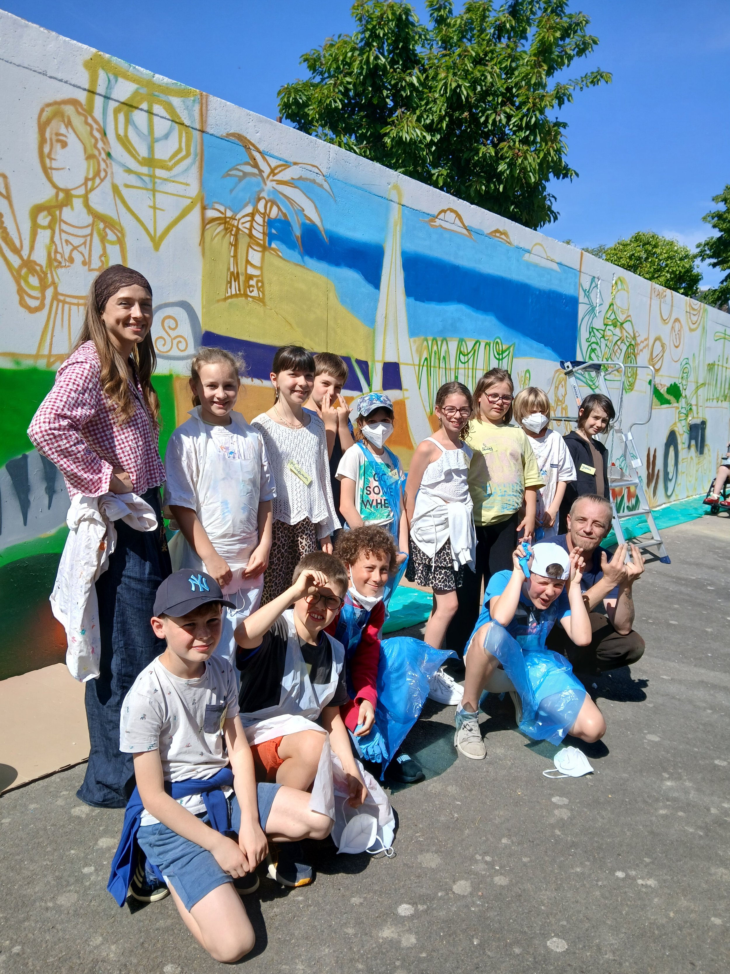 Réalisation d'une fresque collective avec les résidents d'un foyer de vie, et les jeunes de l'école publique de la commune.