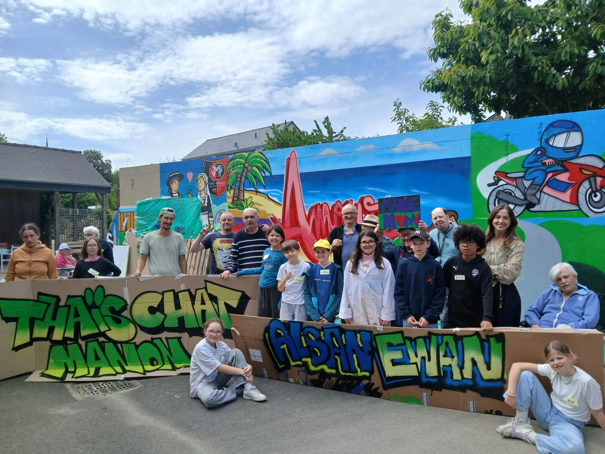 Réalisation d'une fresque collective avec les résidents d'un foyer de vie, et les jeunes de l'école publique de la commune.