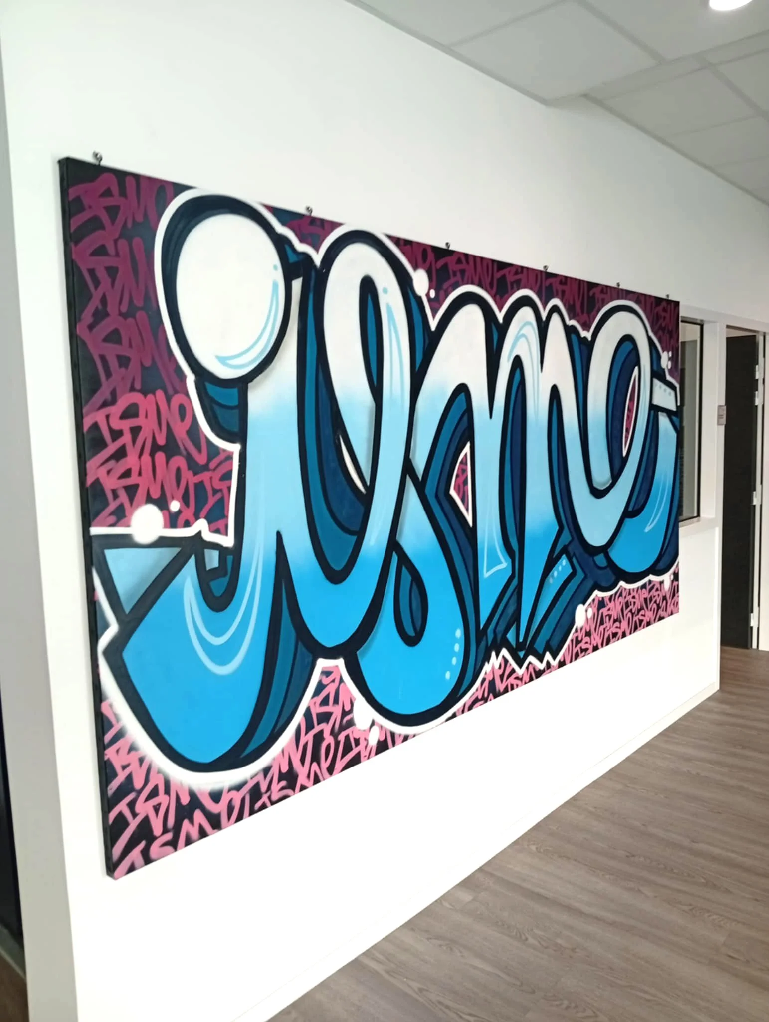 Graffiti en live pour le changement de nom d'une Ecole de Commerce.