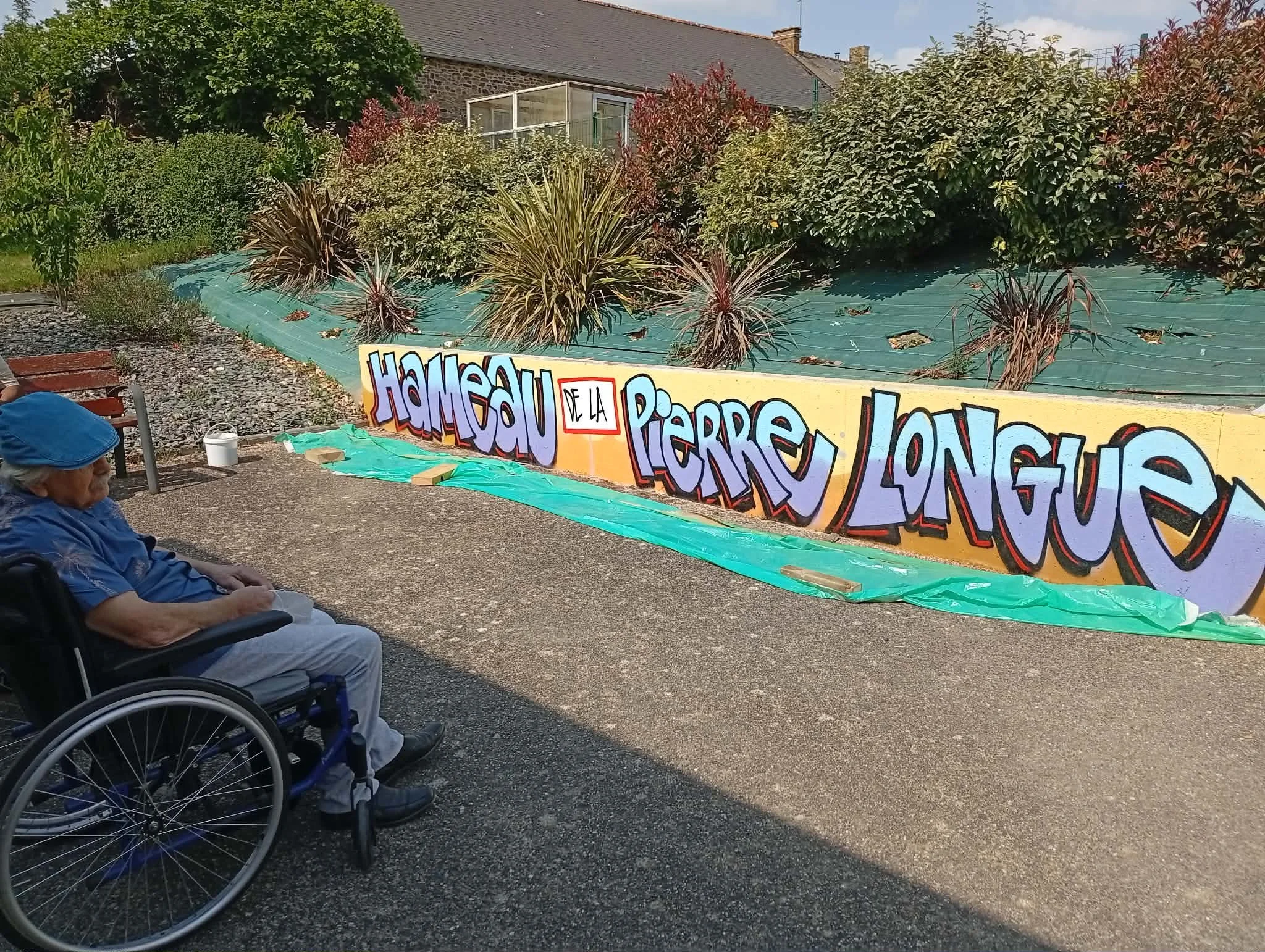 Réalisation d'une fresque collective avec les résidents d'un foyer de vie, et les jeunes de l'école publique de la commune.