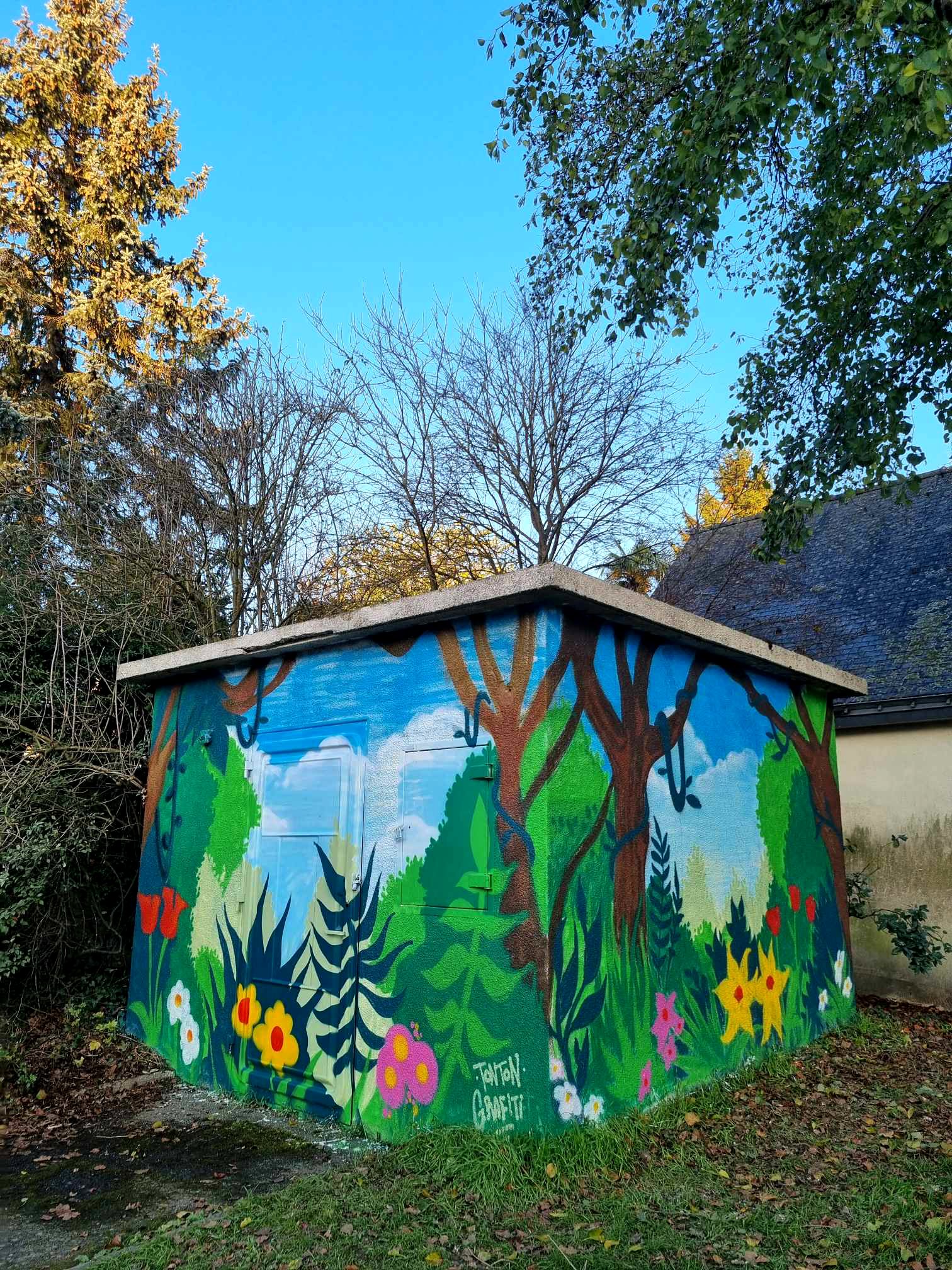 Décoration d'un transformateur électrique sur Chantepie avec les jeunes de la commune.