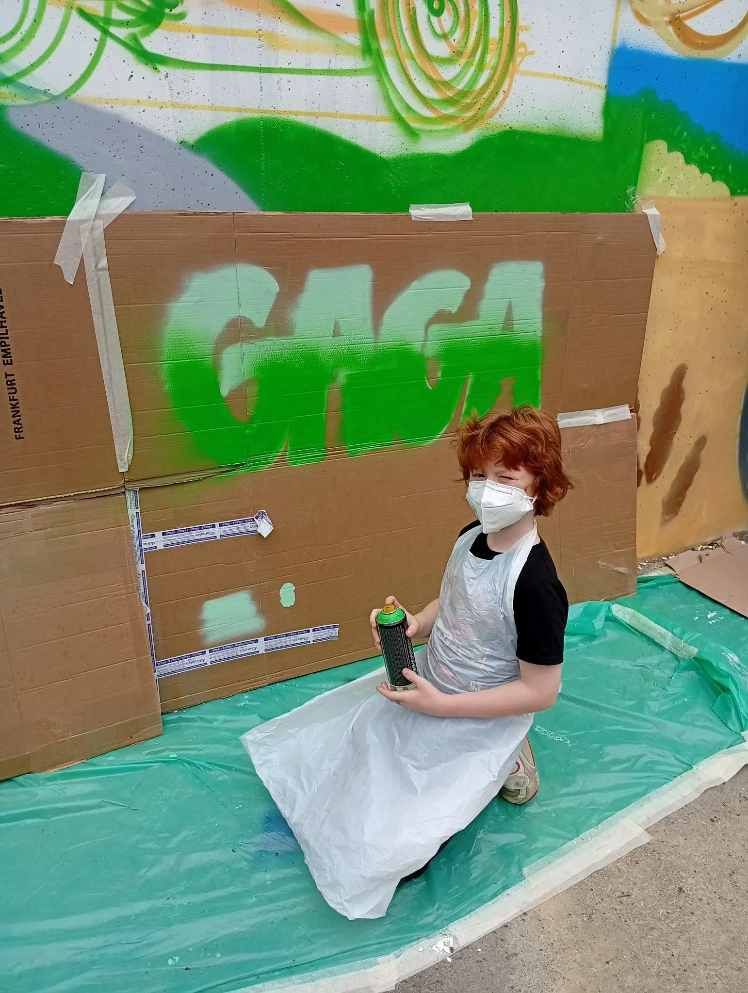 Réalisation d'une fresque collective avec les résidents d'un foyer de vie, et les jeunes de l'école publique de la commune.