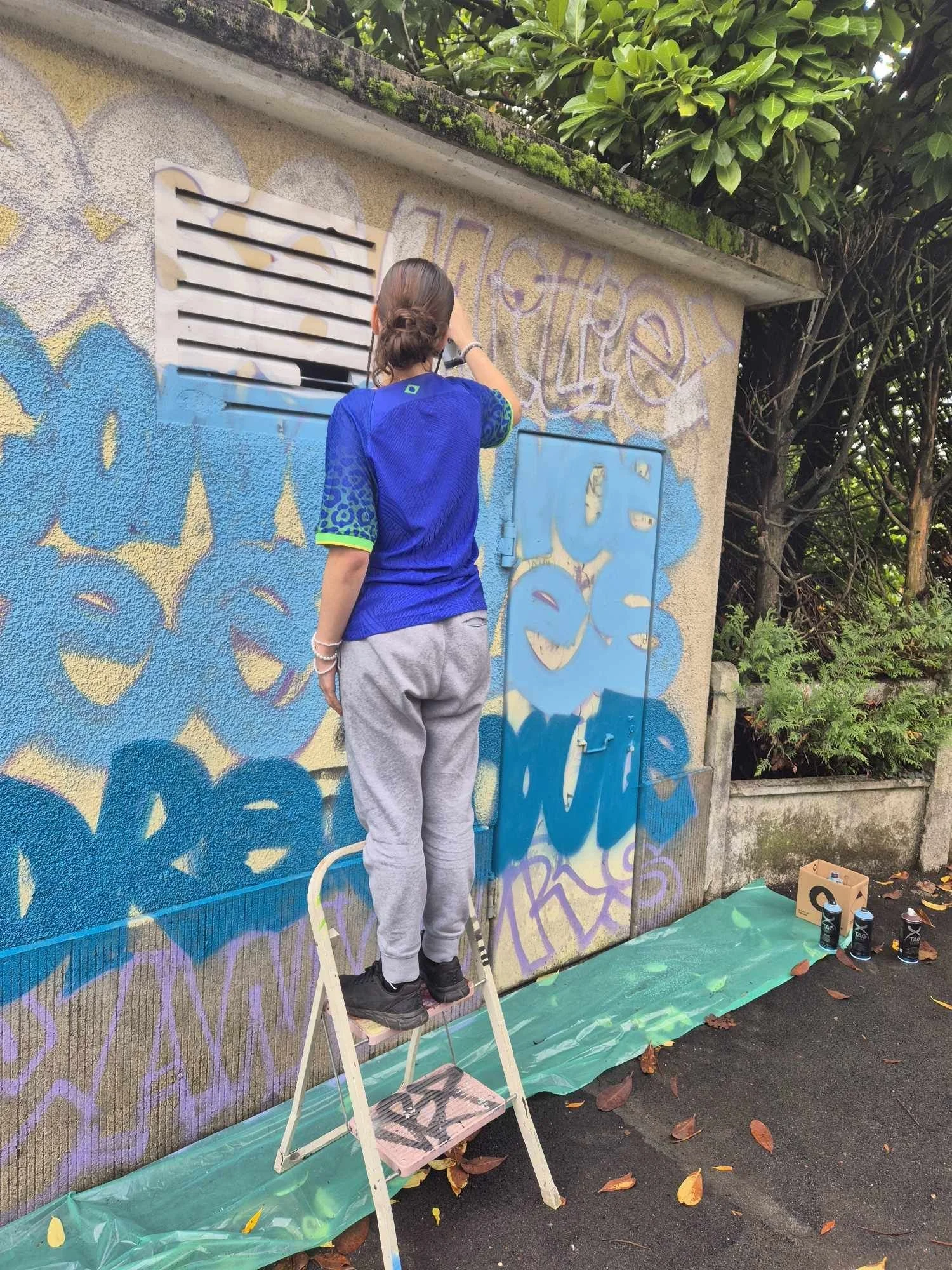 Décoration d'un transformateur à l'aide des jeunes de la commune.