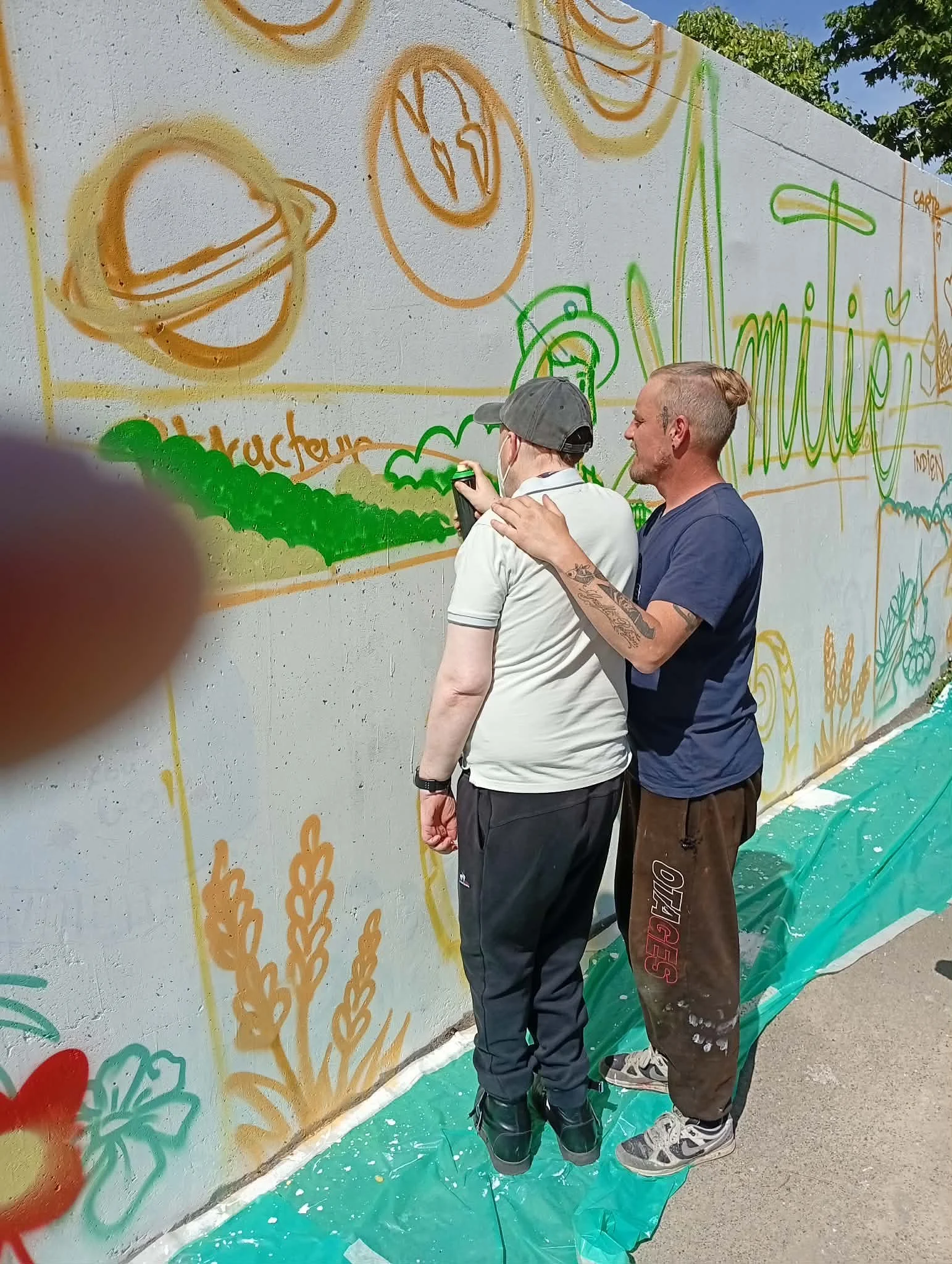 Réalisation d'une fresque collective avec les résidents d'un foyer de vie, et les jeunes de l'école publique de la commune.