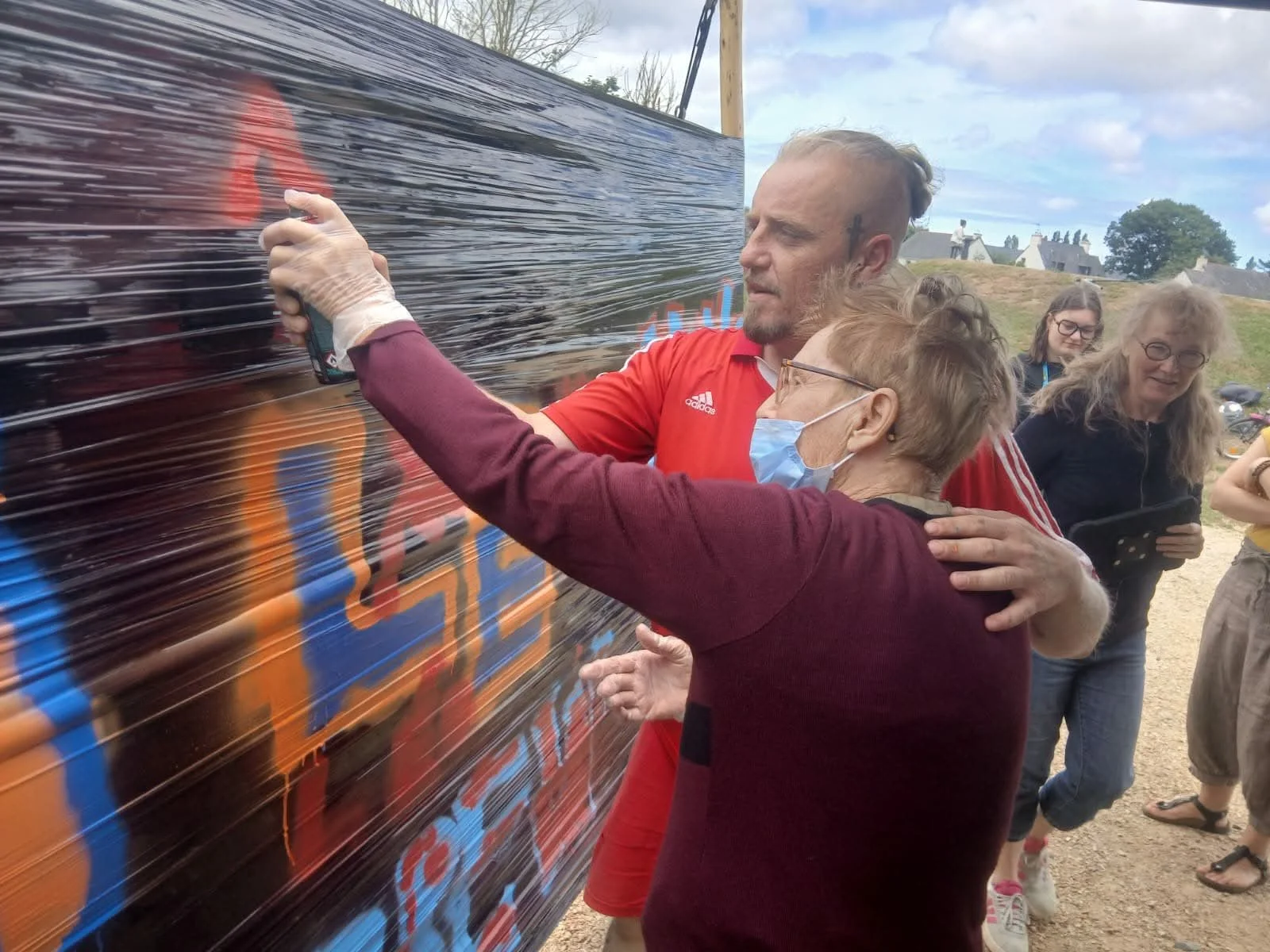 J'ai eu le plaisir de réaliser une fresque collective avec les habitants de La Roche-Jaudy, une belle expérience placée sous le signe du partage, de la créativité et de l'échange.
