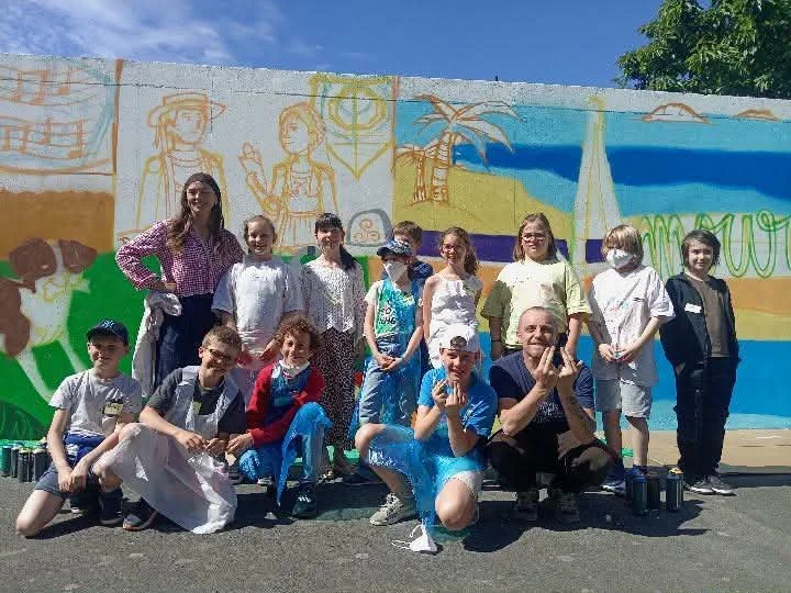 Réalisation d'une fresque collective avec les résidents d'un foyer de vie, et les jeunes de l'école publique de la commune.