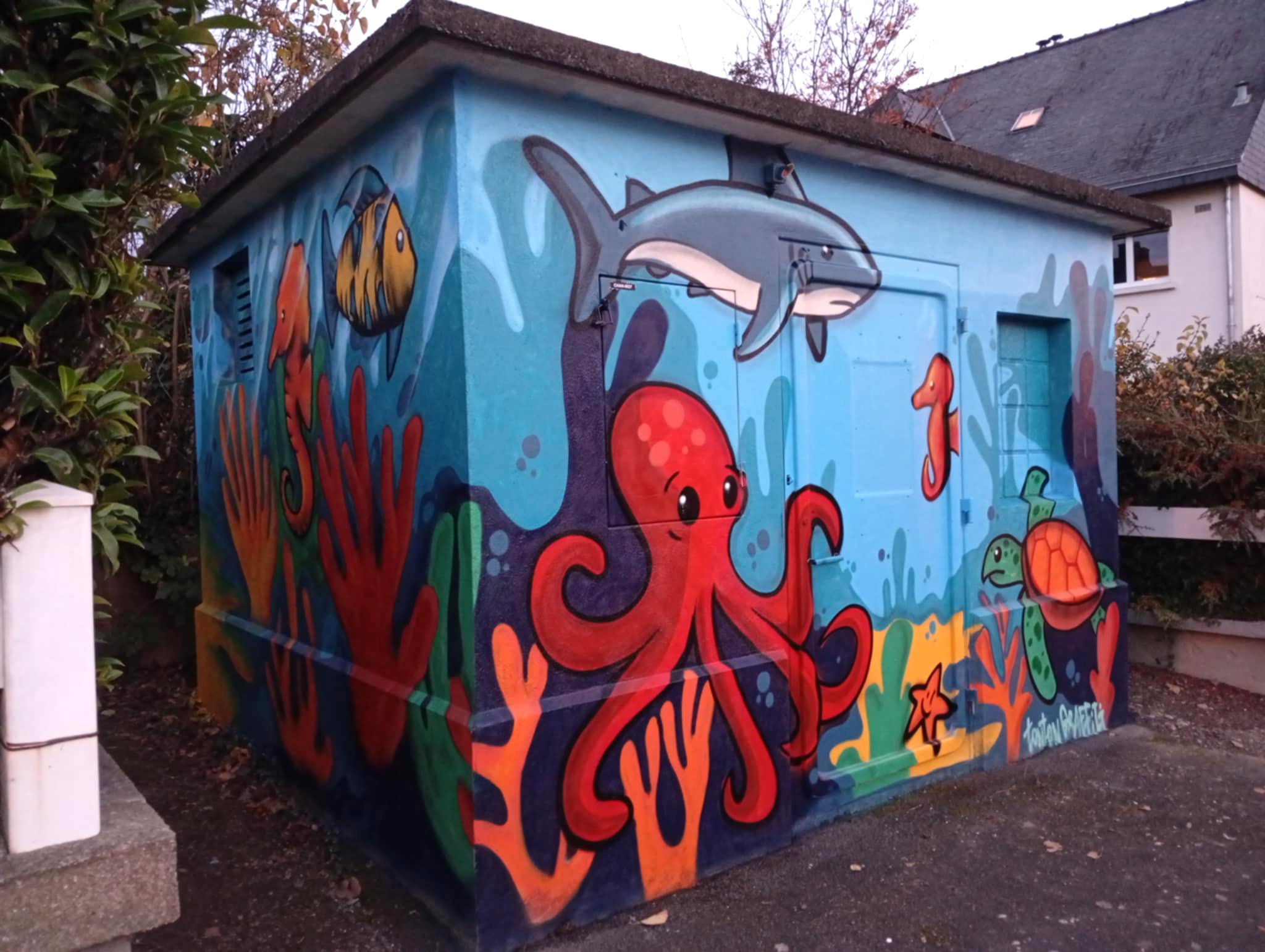 Décoration graffiti d'un transformateur électrique avec les jeunes de la commune.