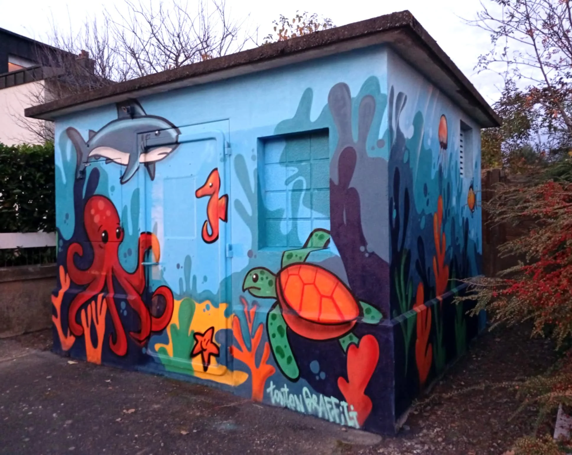 Décoration graffiti d'un transformateur électrique avec les jeunes de la commune.