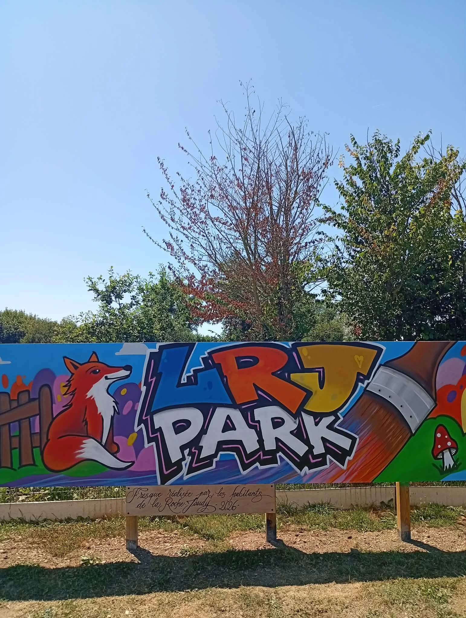 J'ai eu le plaisir de réaliser une fresque collective avec les habitants de La Roche-Jaudy, une belle expérience placée sous le signe du partage, de la créativité et de l'échange.

