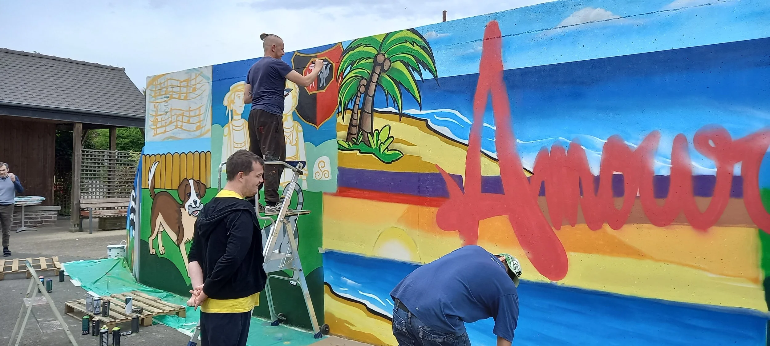 Réalisation d'une fresque collective avec les résidents d'un foyer de vie, et les jeunes de l'école publique de la commune.