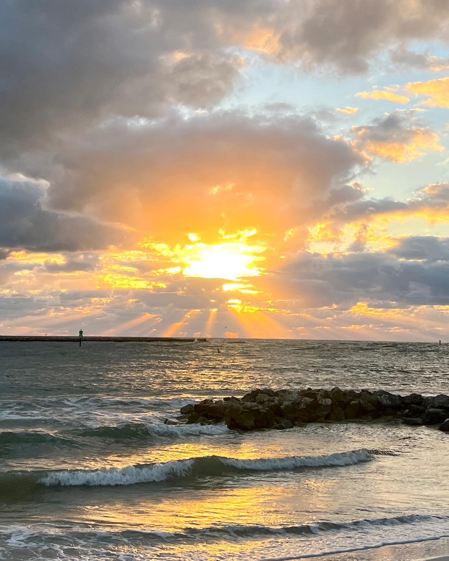 Just another beautiful Clearwater Beach Sunset. 

#sunsets #sunset_pics #sunsetlovers #sunsetphotography #sunsetsky #sunsetbeach #sunsetgram #clearwaterbeach #clearwaterbeachflorida #fun #food #travel #fft #itsasaltylife