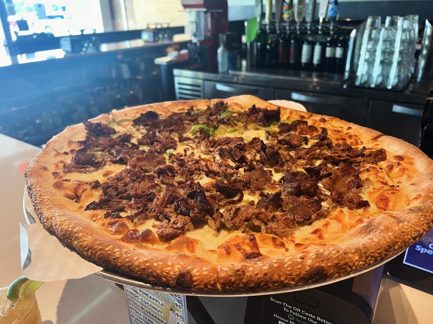 The Cheesesteak Pizza @madisonavenuepizza  is ridiculous good! #madisonavenuepizza #dunedincauseway #dunediflorida #pizzalover #pizzapizzapizza #onebiteeveryoneknowstherules #pizzatime #cheesesteak #phillycheesesteak #food #fun #travel #fft -#itsasal