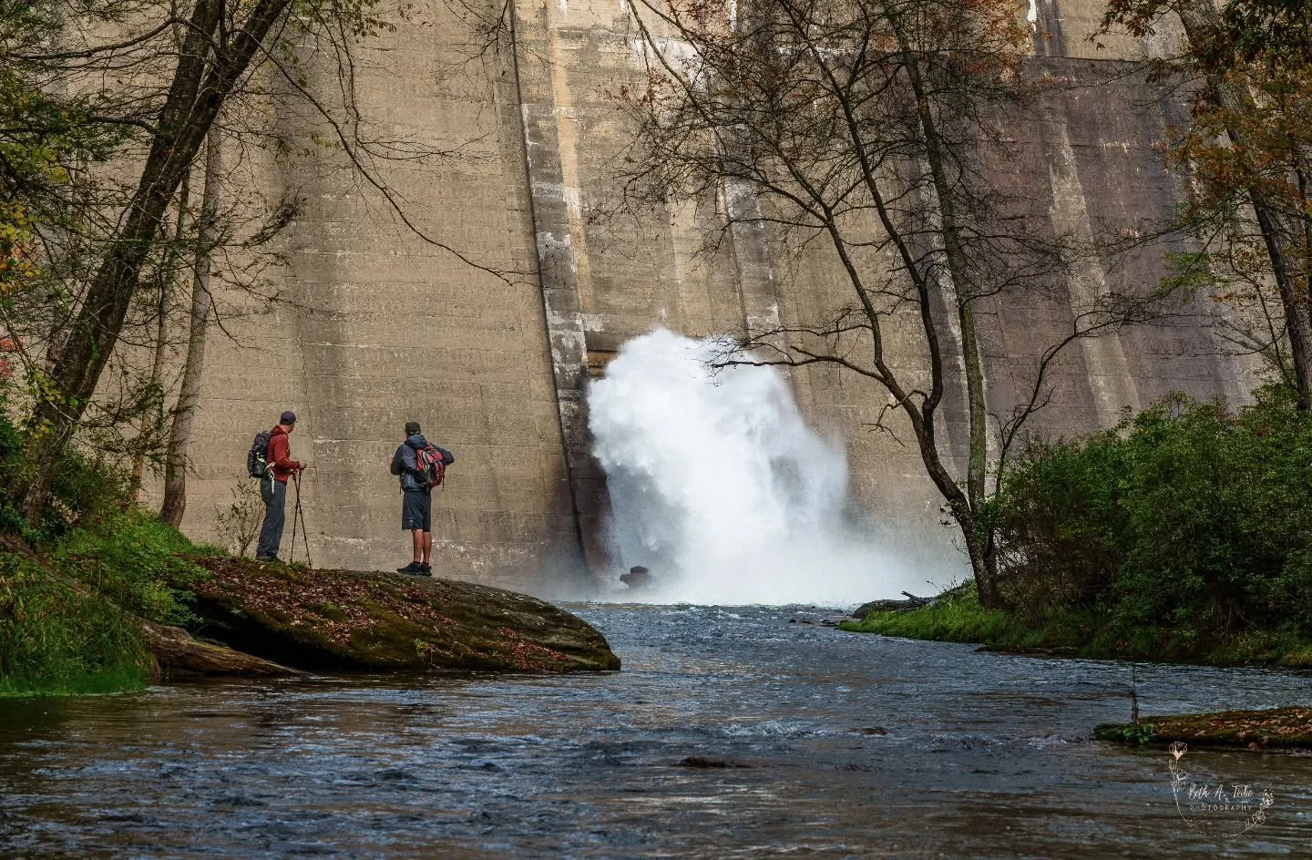 Spent a little time at Prettyboy Dam when I came upon a couple of hikers.  I was surprised at how strong the flow from the bottom flow opening was considering the drought we are in.
.
.
.
#prettyboyreservoir #prettyboydam #hikers #longexposurephotogr